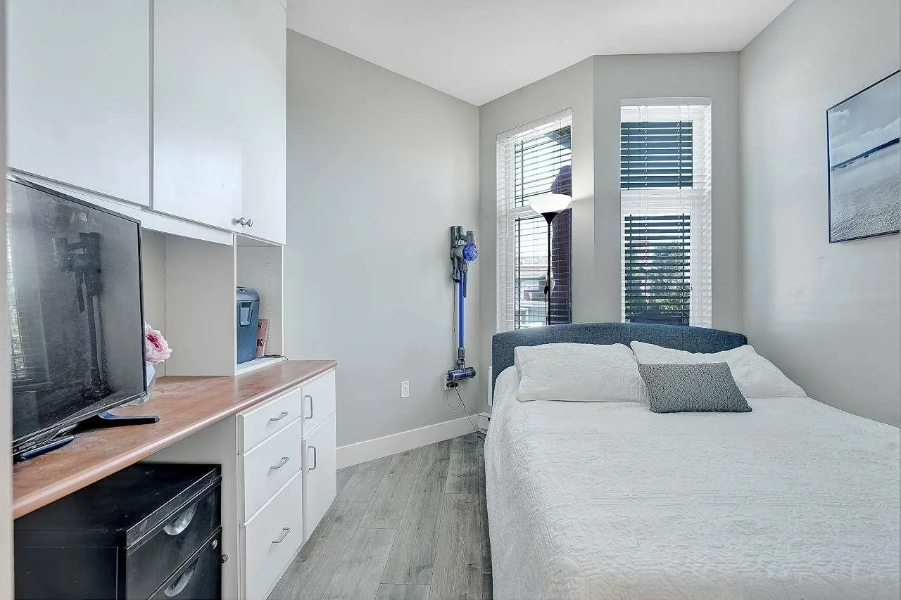 15350 16a Avenue #4th floor