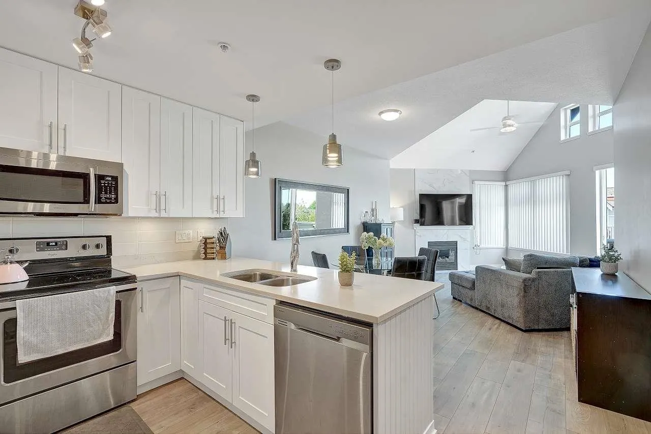 15350 16a Avenue #4th floor