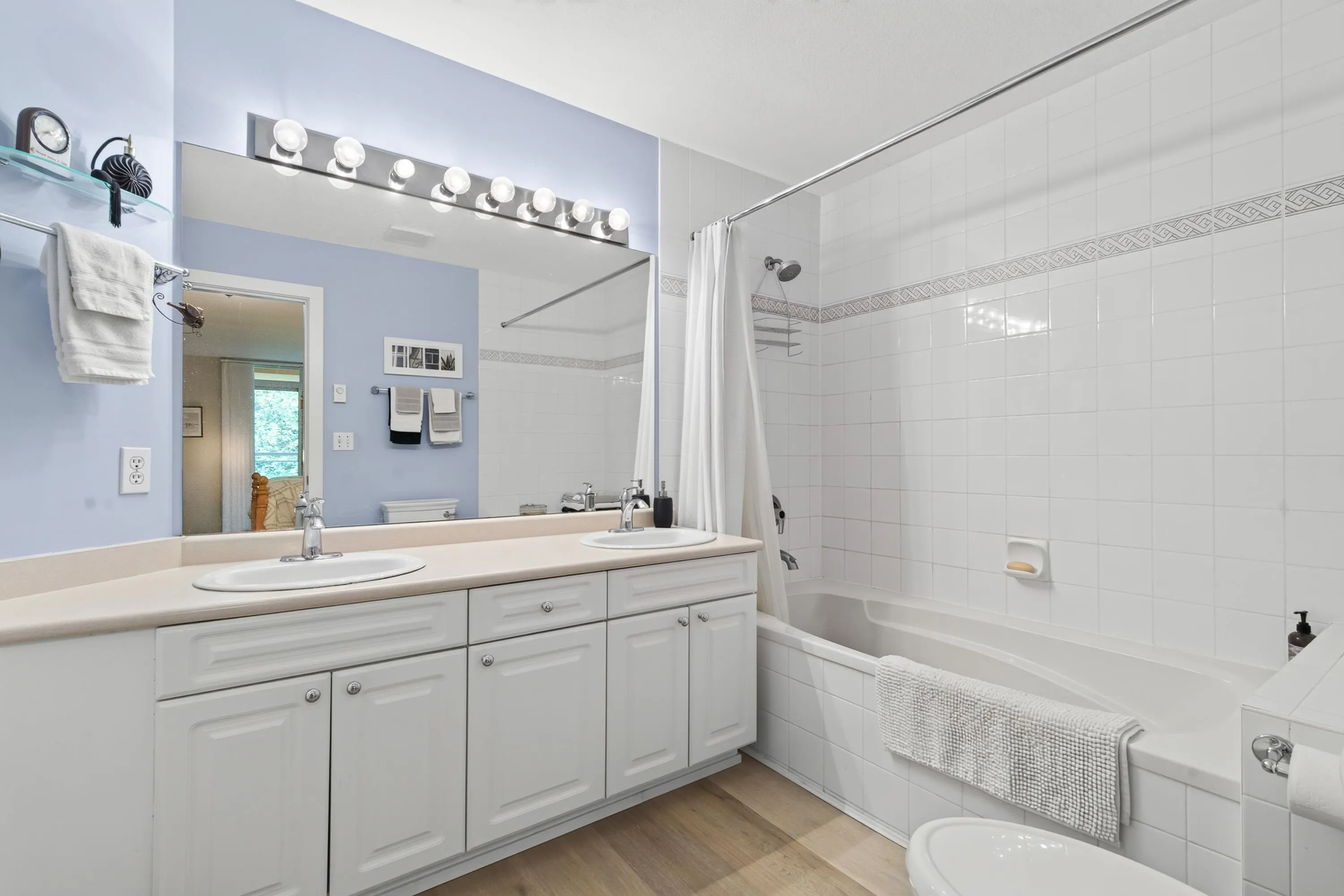 15155 22 Avenue #305