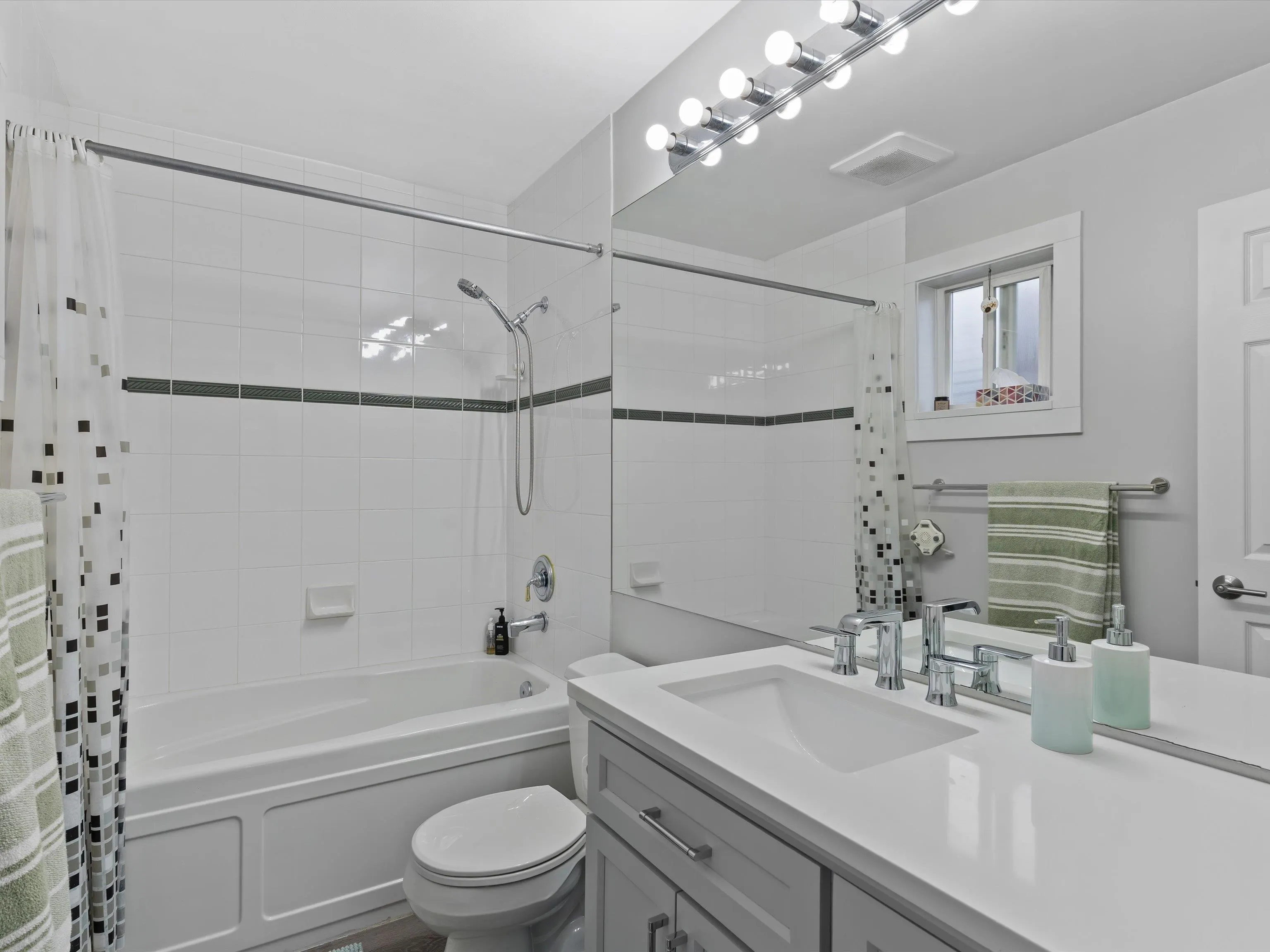 2422 Hawthorne Avenue #17