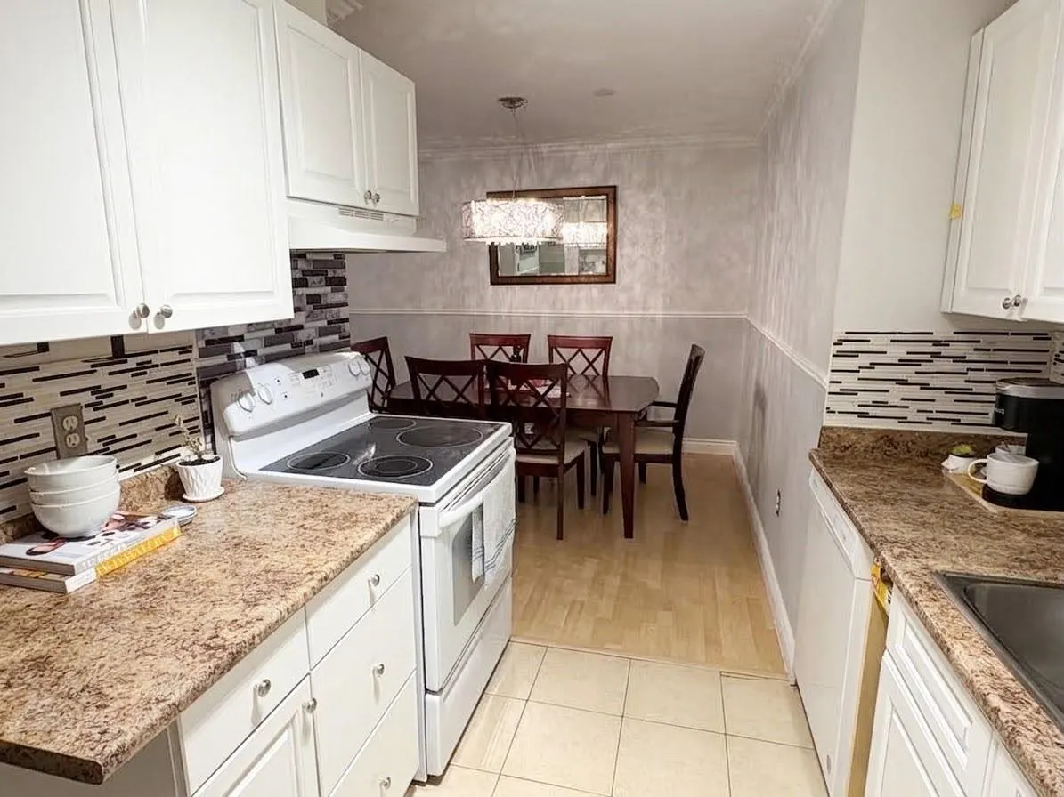 6105 Kingsway #112