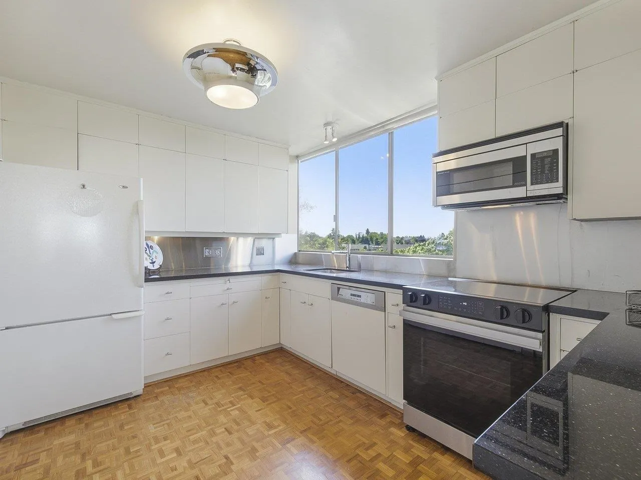 1685 W 14th Avenue #900