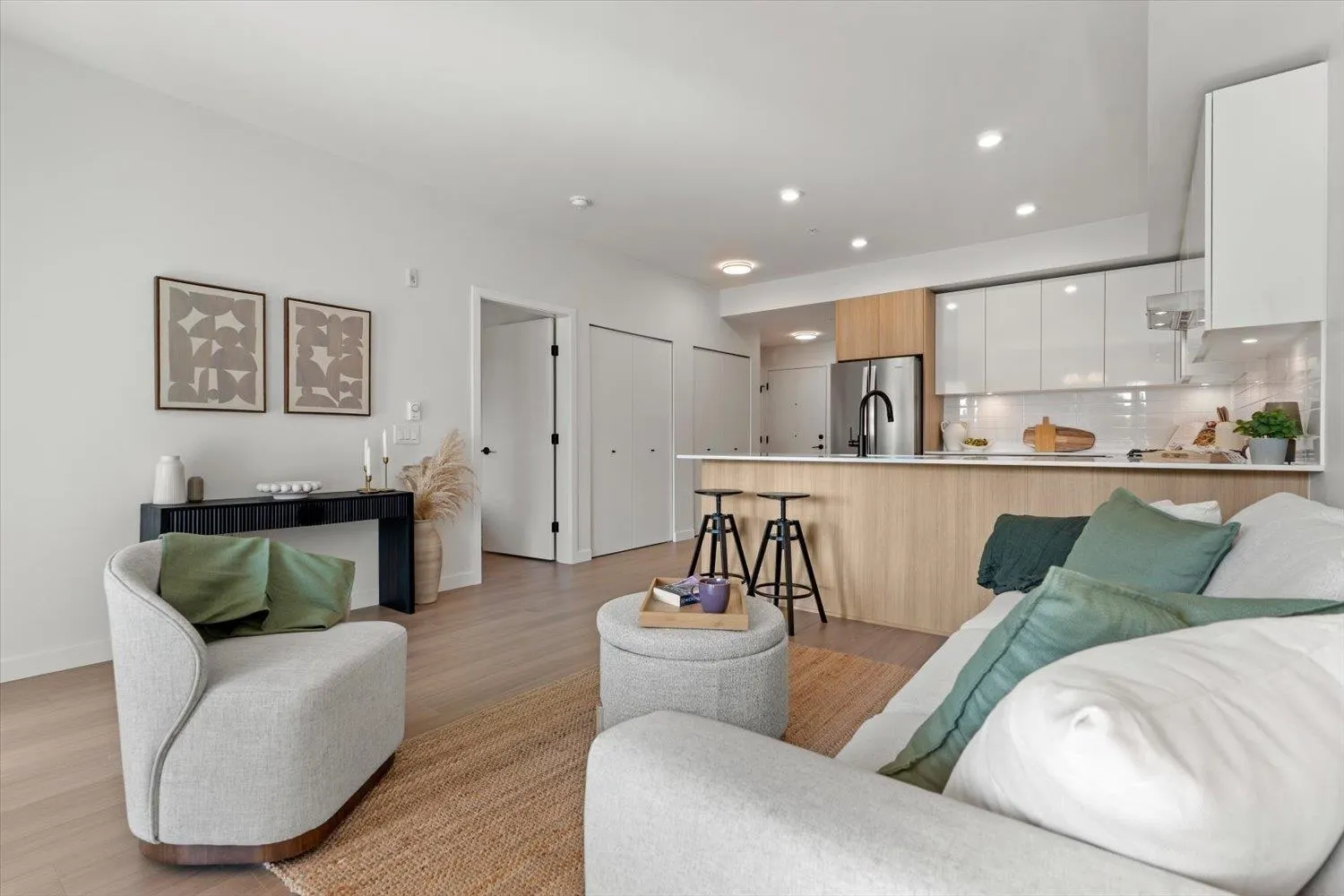 2277 Hawthorne Avenue #207