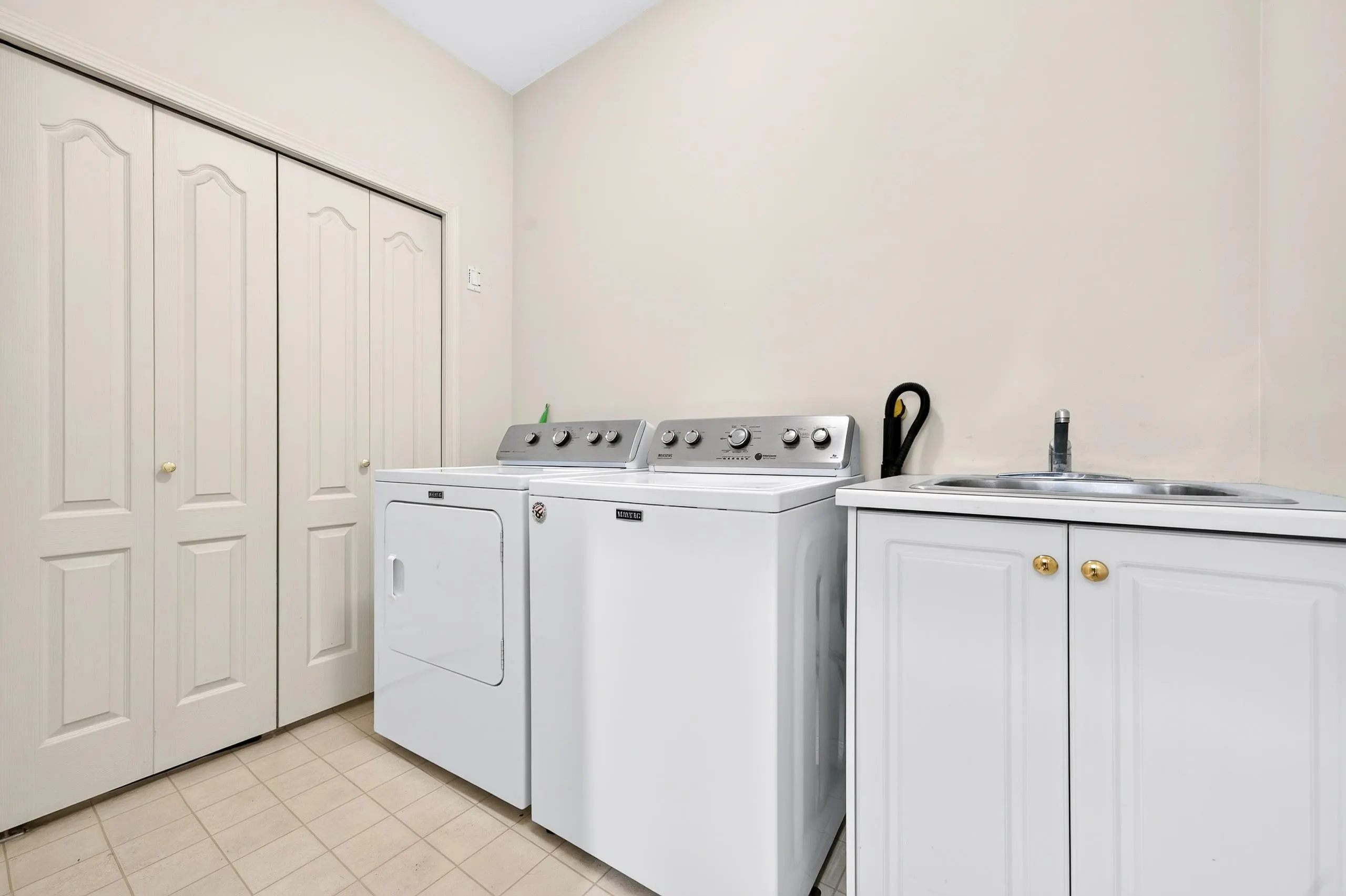 6215 Dunsmuir Crescent
