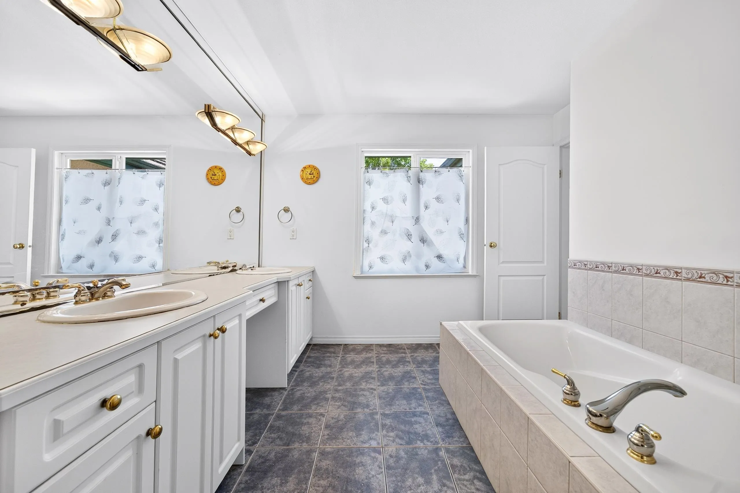 6215 Dunsmuir Crescent