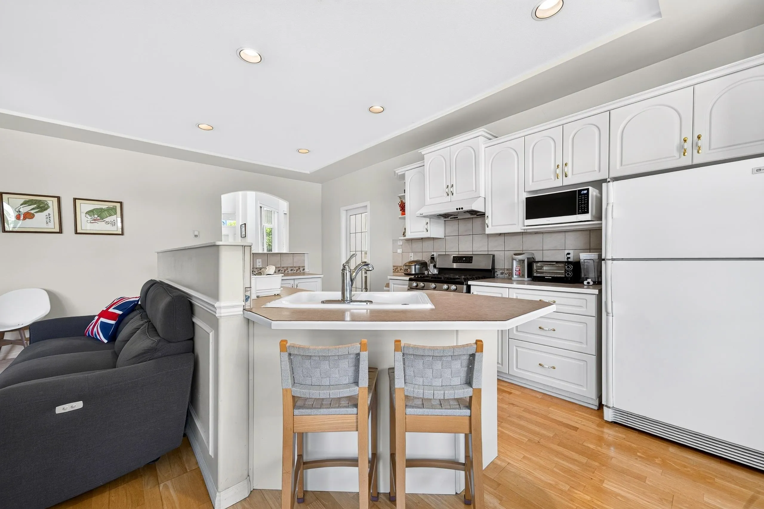6215 Dunsmuir Crescent