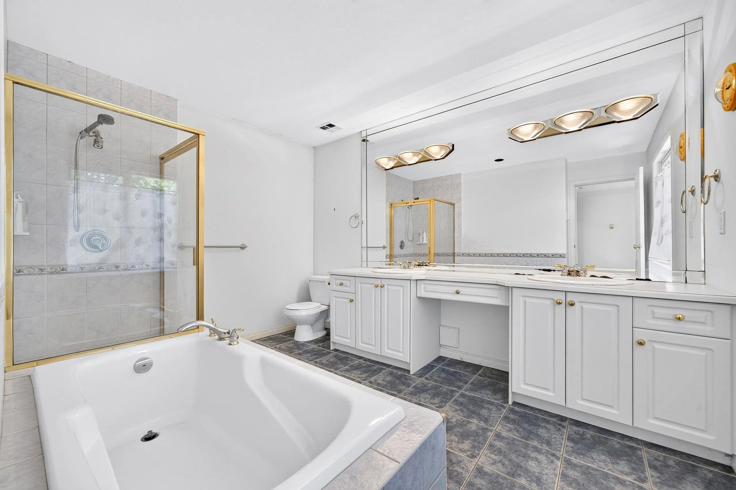 6215 Dunsmuir Crescent