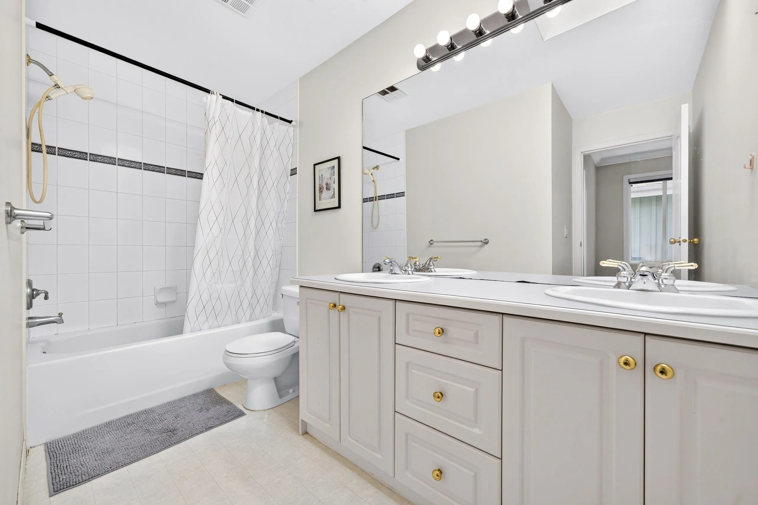6215 Dunsmuir Crescent