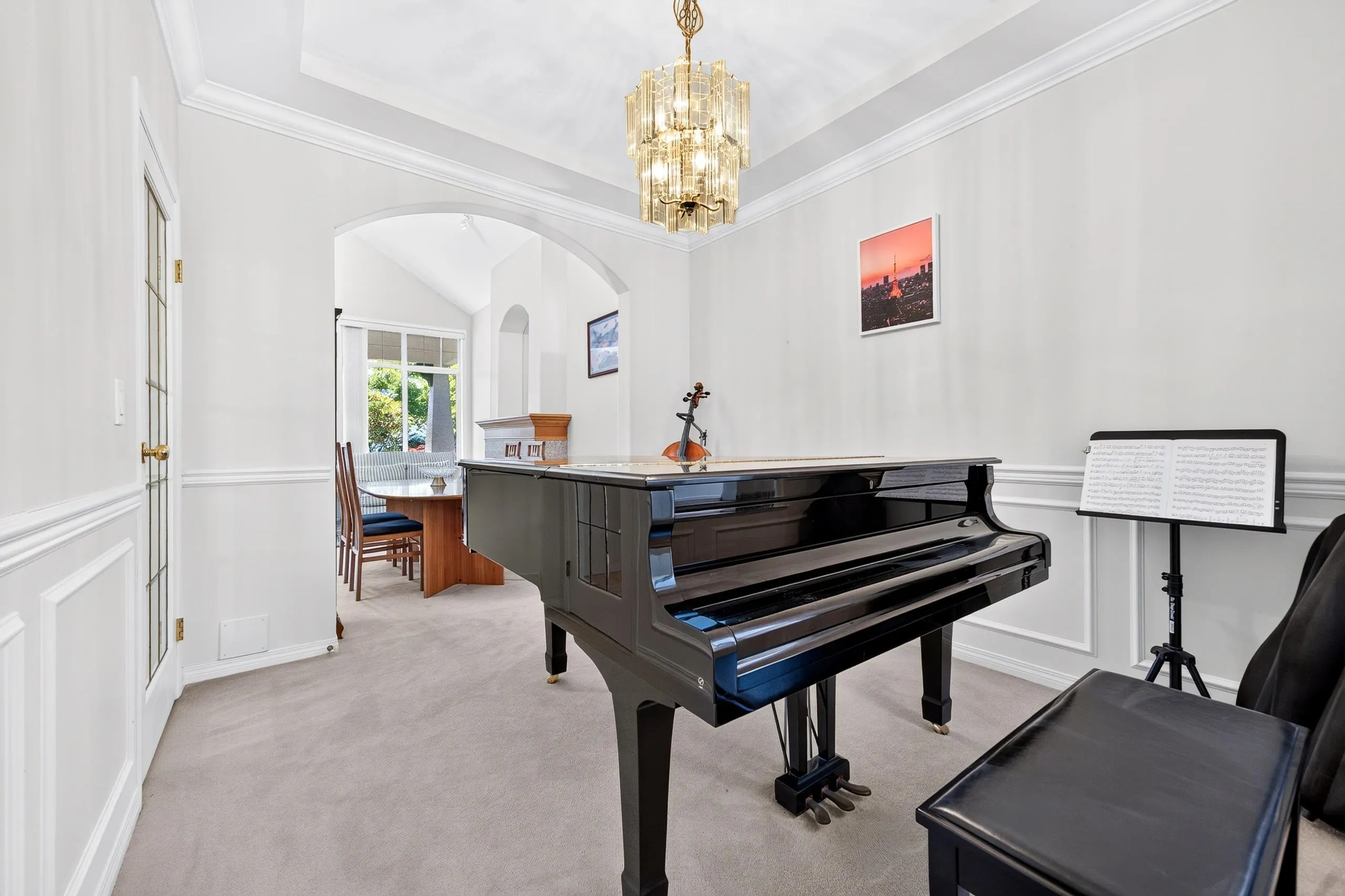 6215 Dunsmuir Crescent