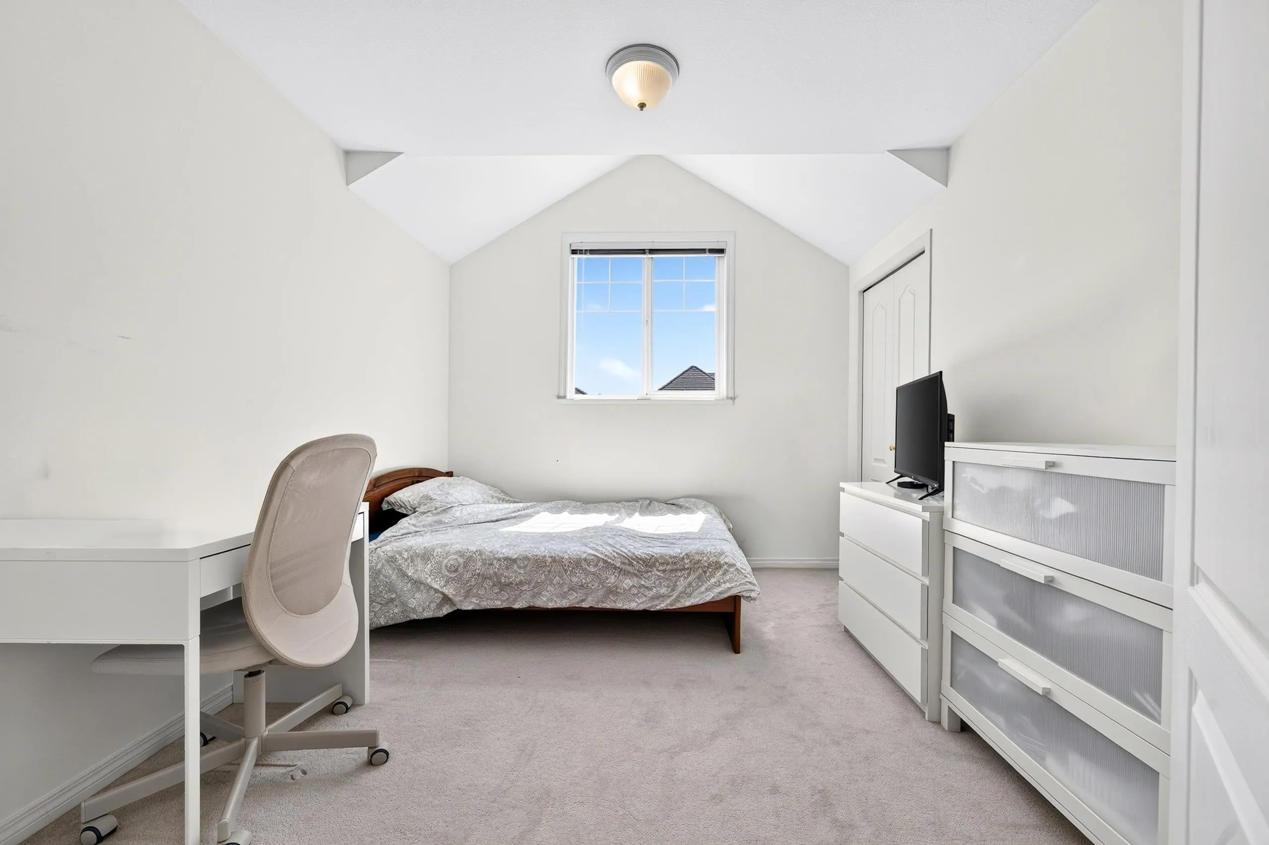 6215 Dunsmuir Crescent