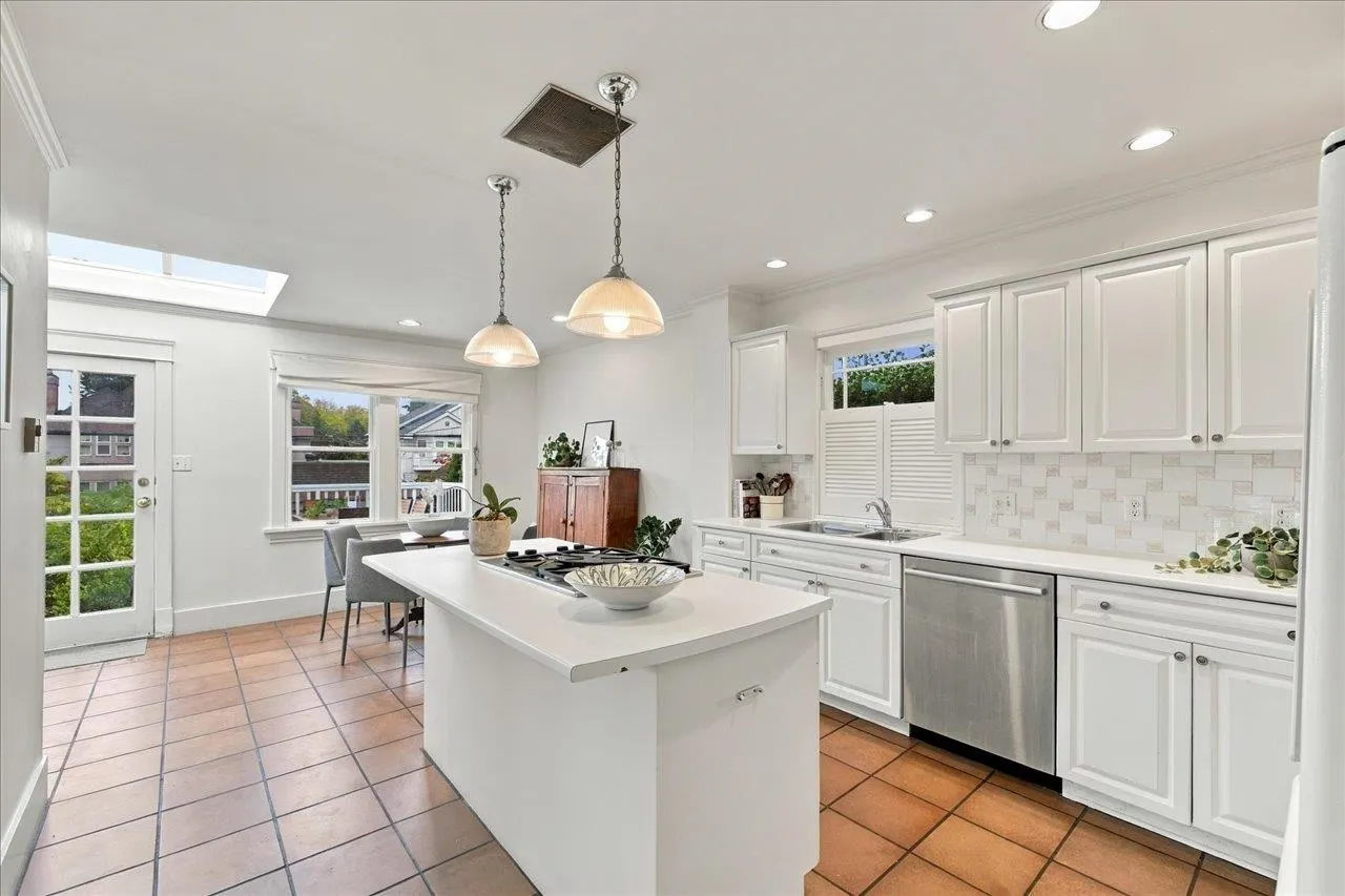 706 W 24th Avenue