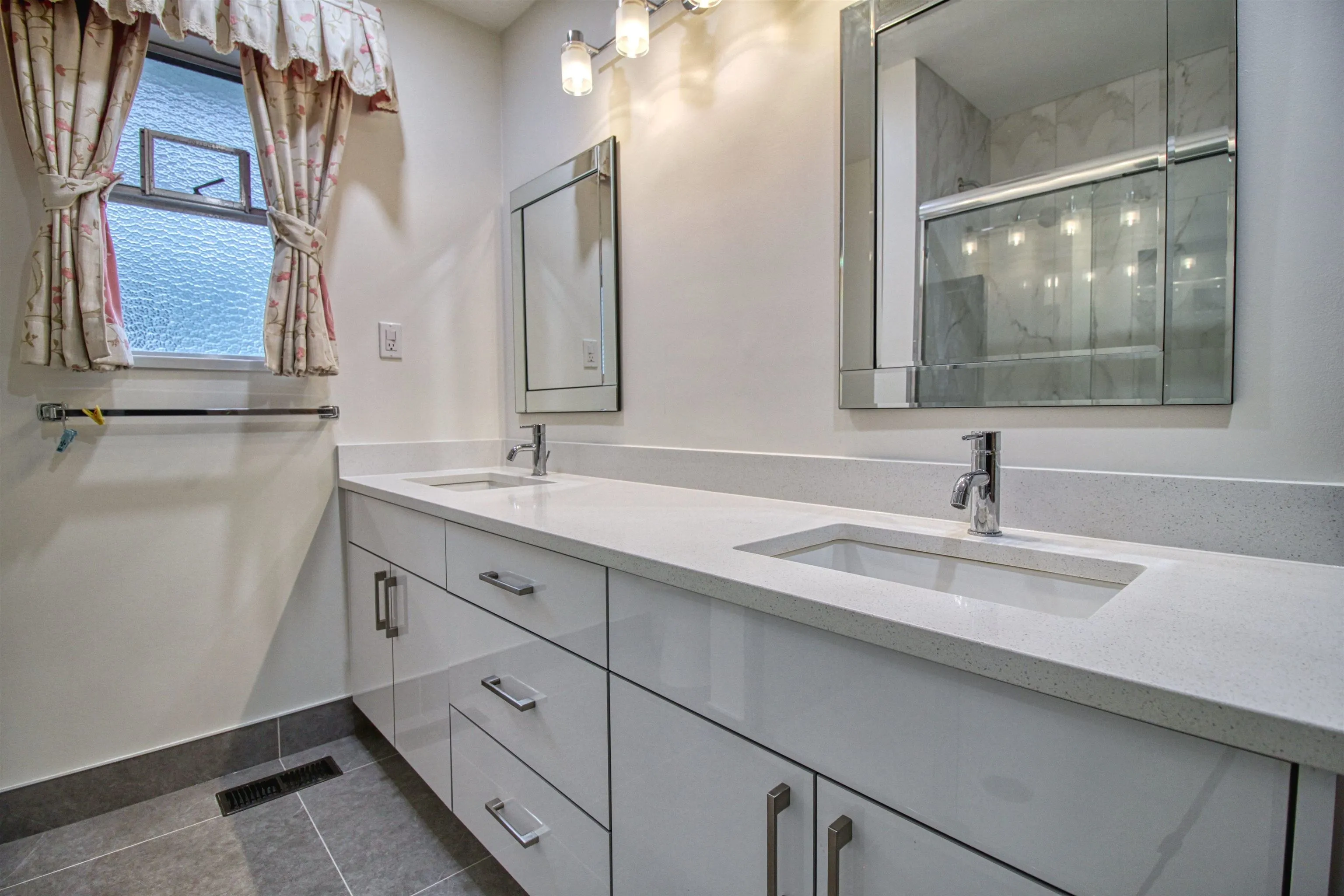 904 E 52nd Avenue #Top