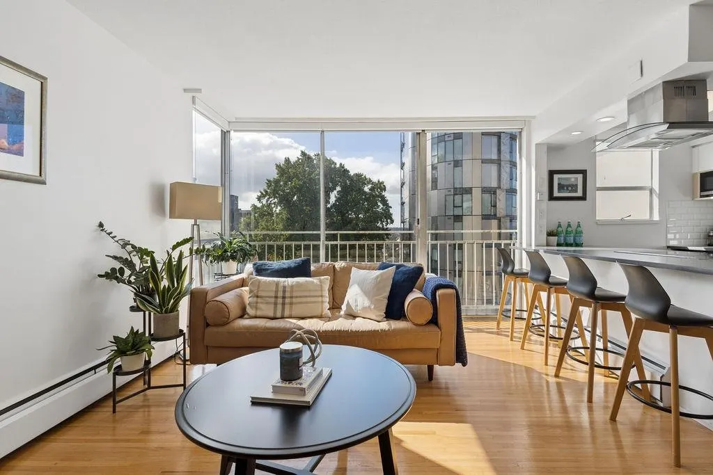 1250 Burnaby Street #607