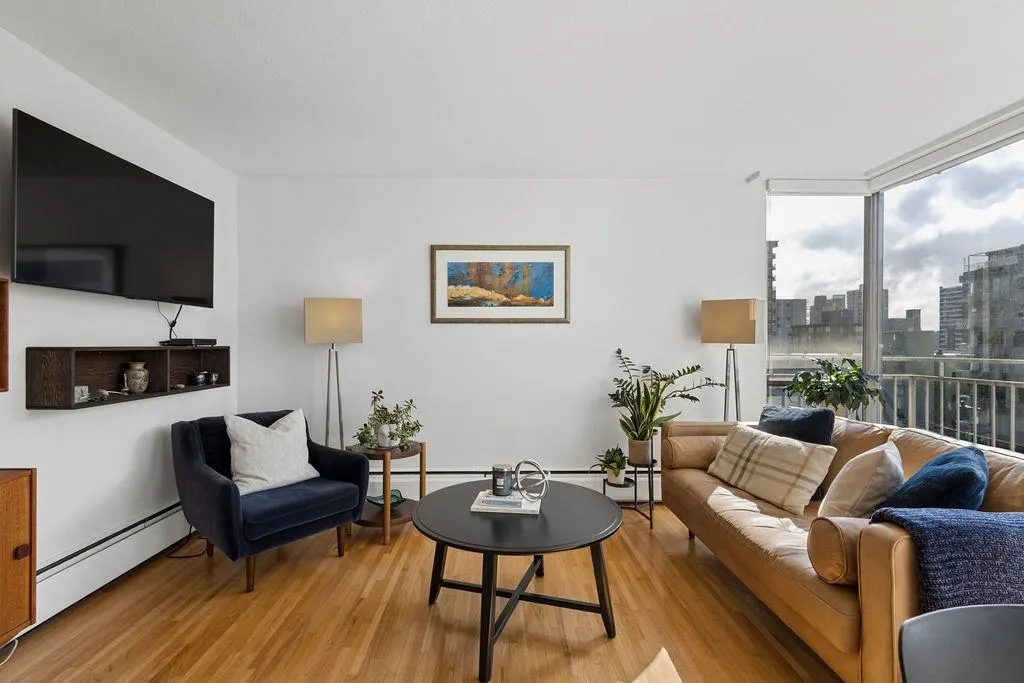 1250 Burnaby Street #607