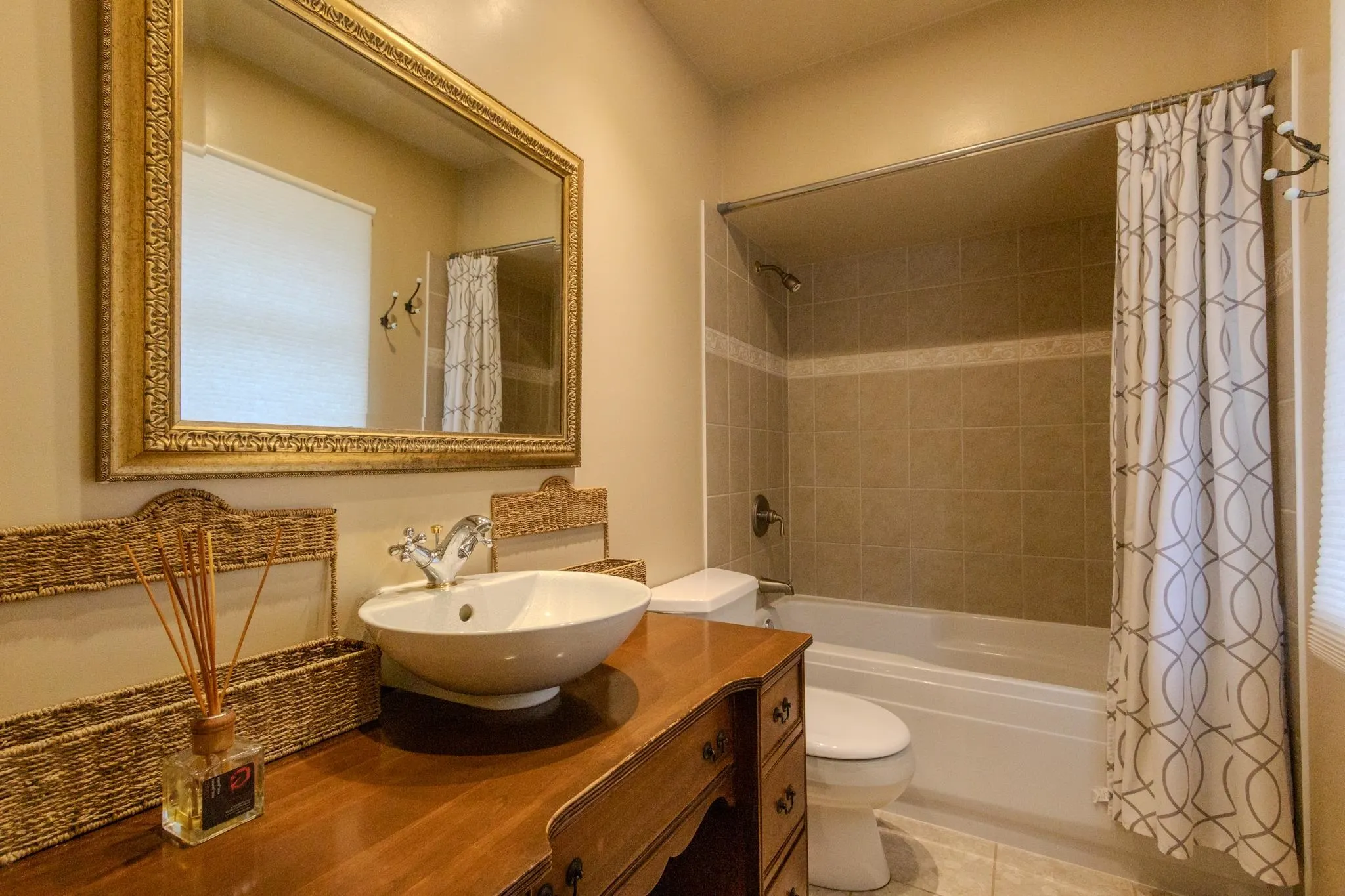 4128 Canterbury Crescent