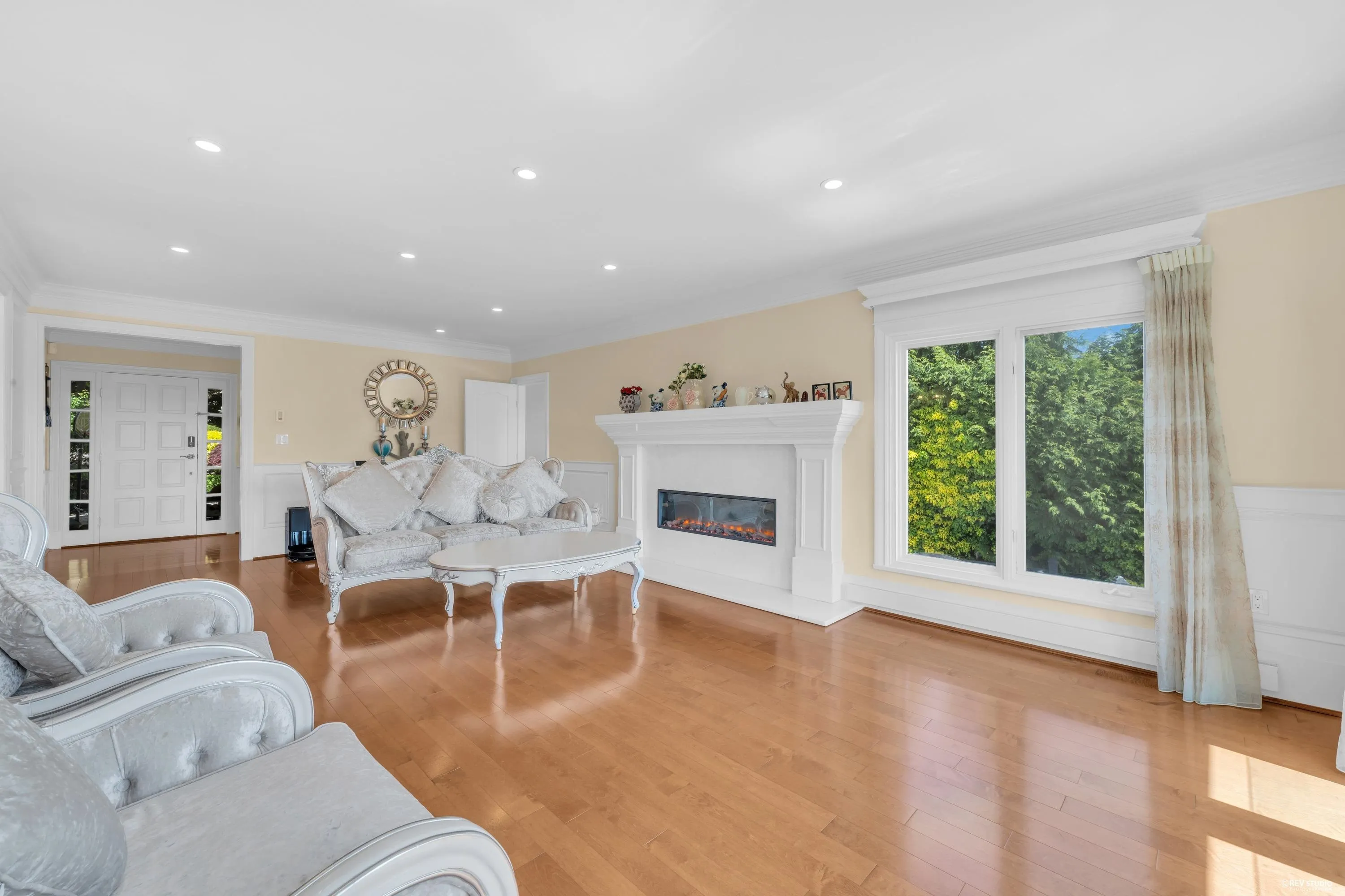 880 Younette Drive
