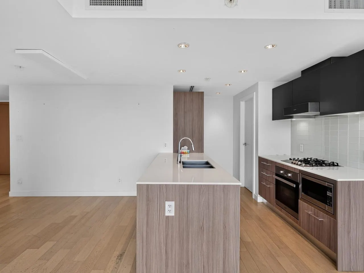 2221 E 30th Avenue #906