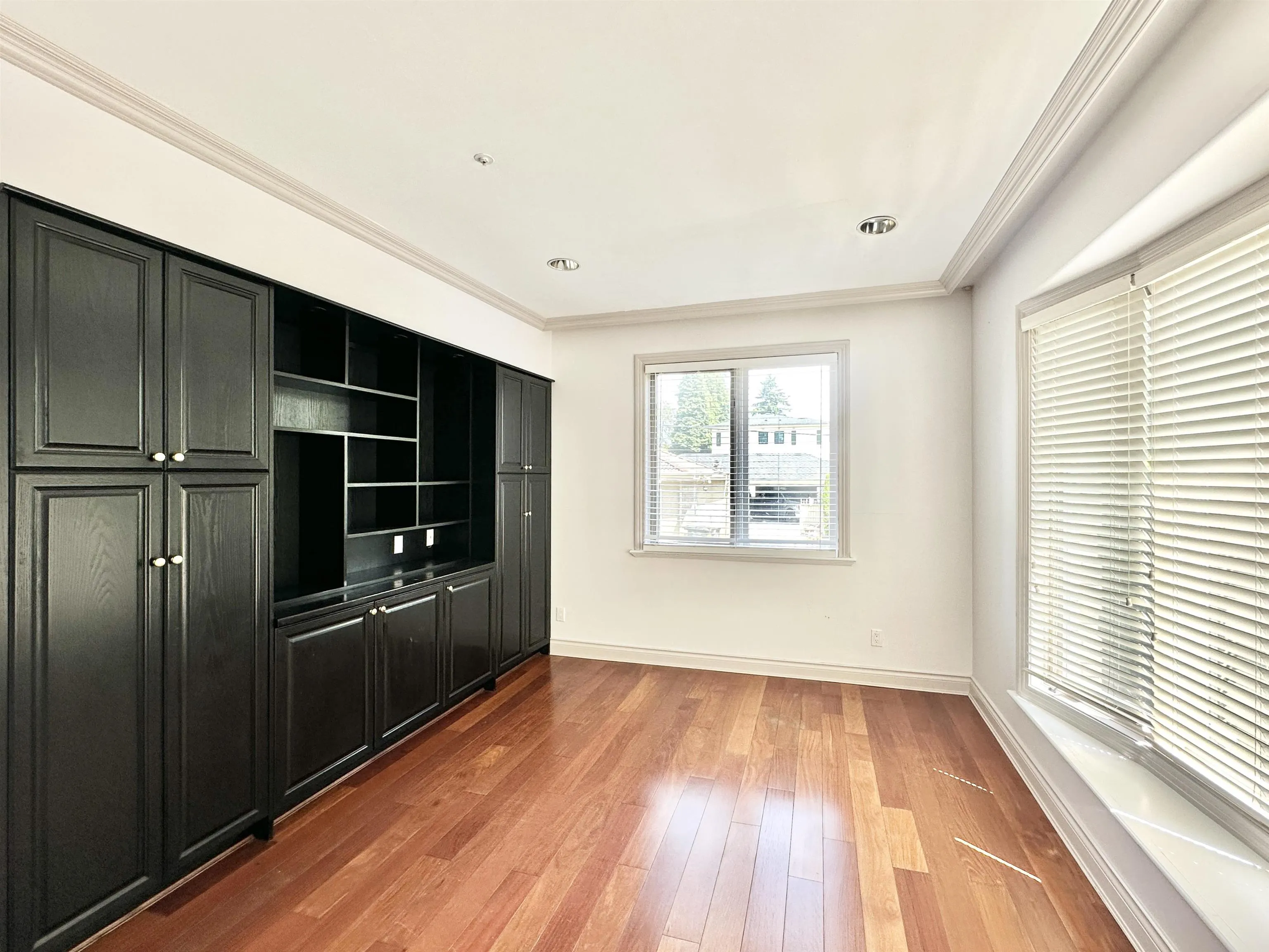 883 W 52 Avenue