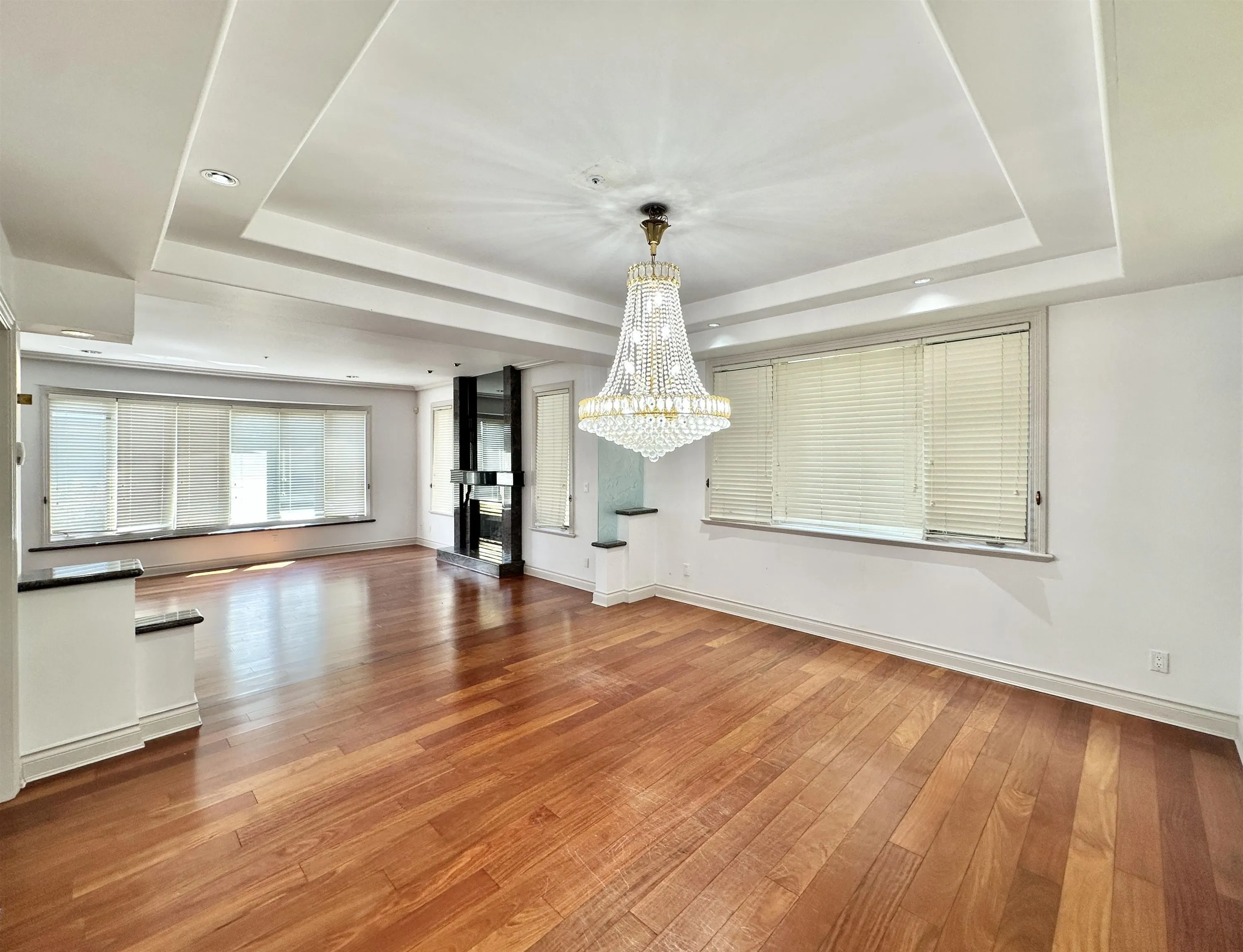 883 W 52 Avenue