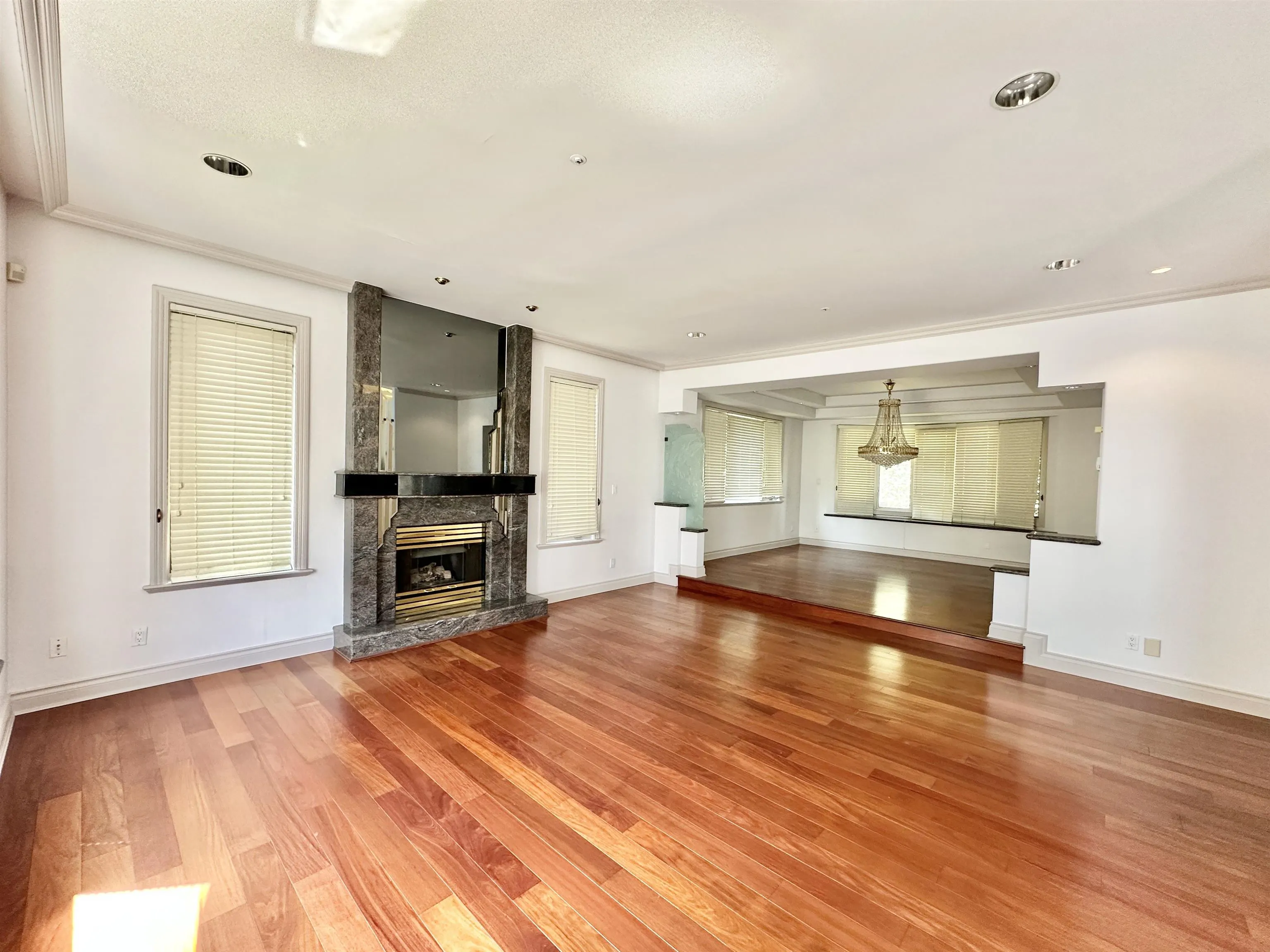 883 W 52 Avenue