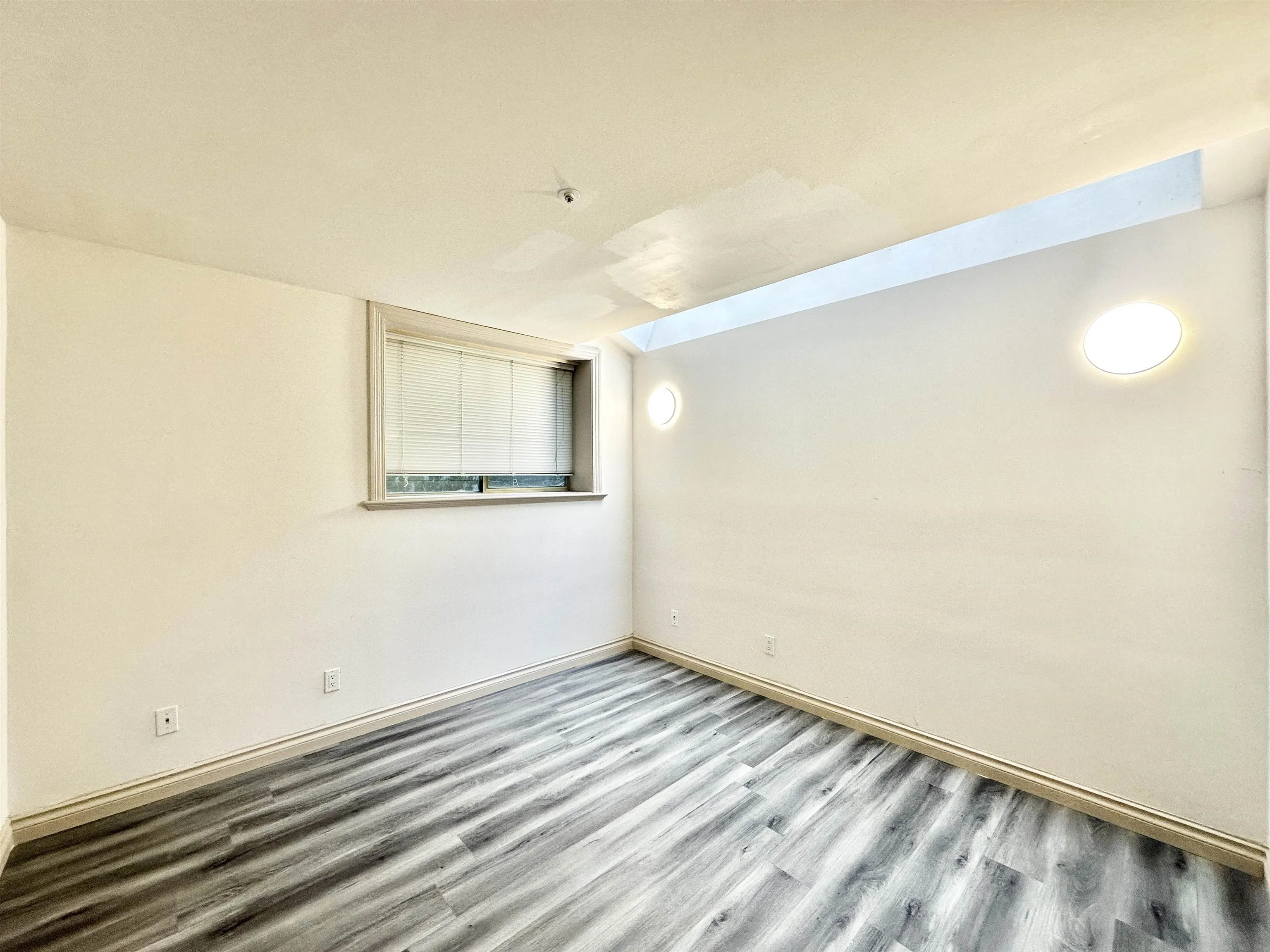 883 W 52 Avenue