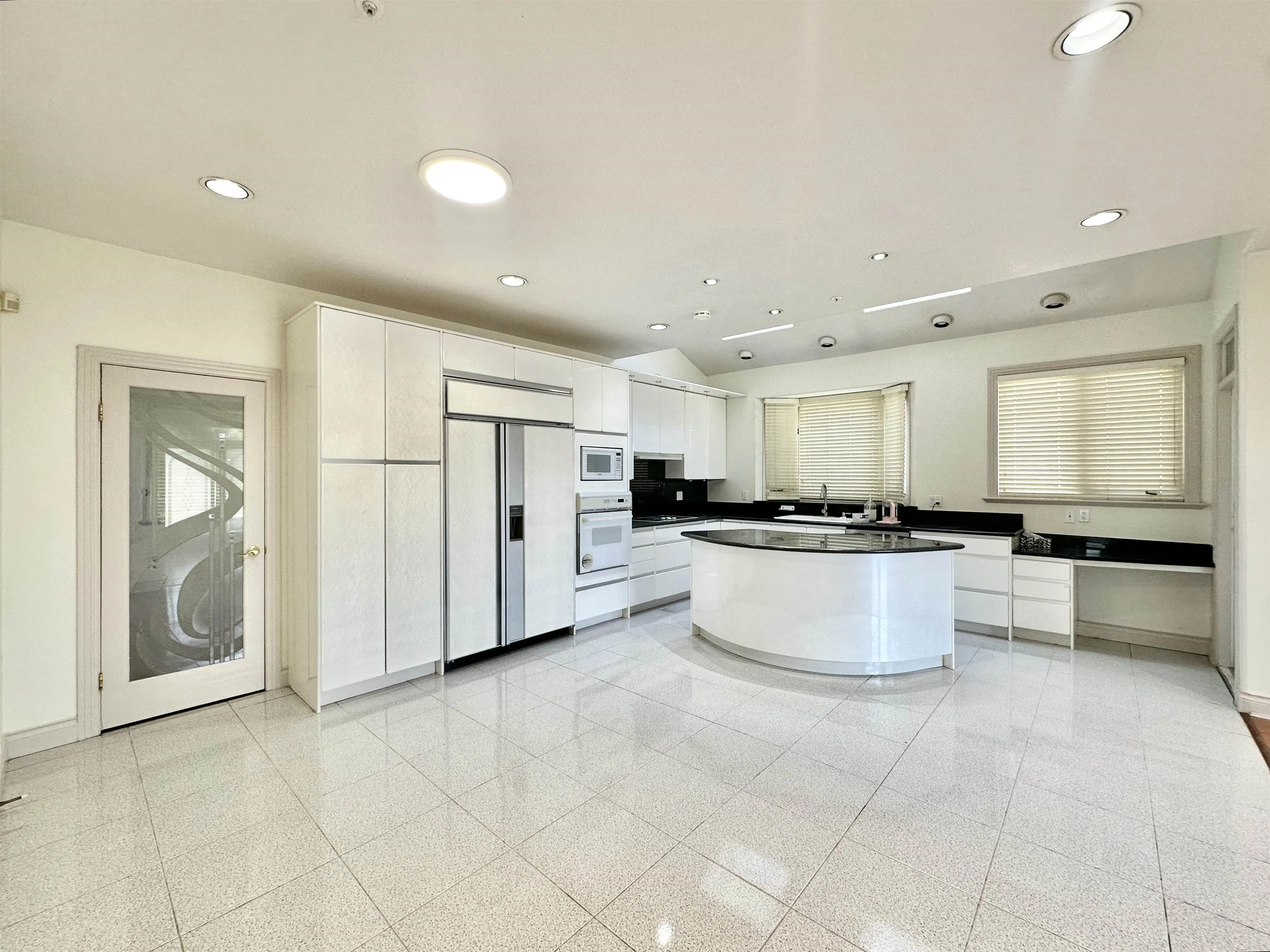 883 W 52 Avenue