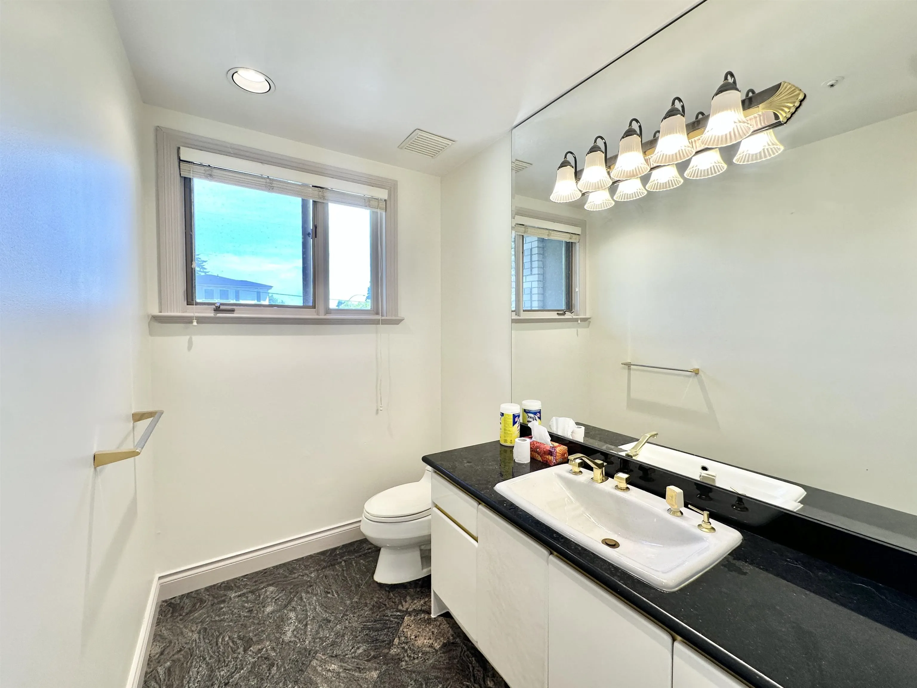 883 W 52 Avenue