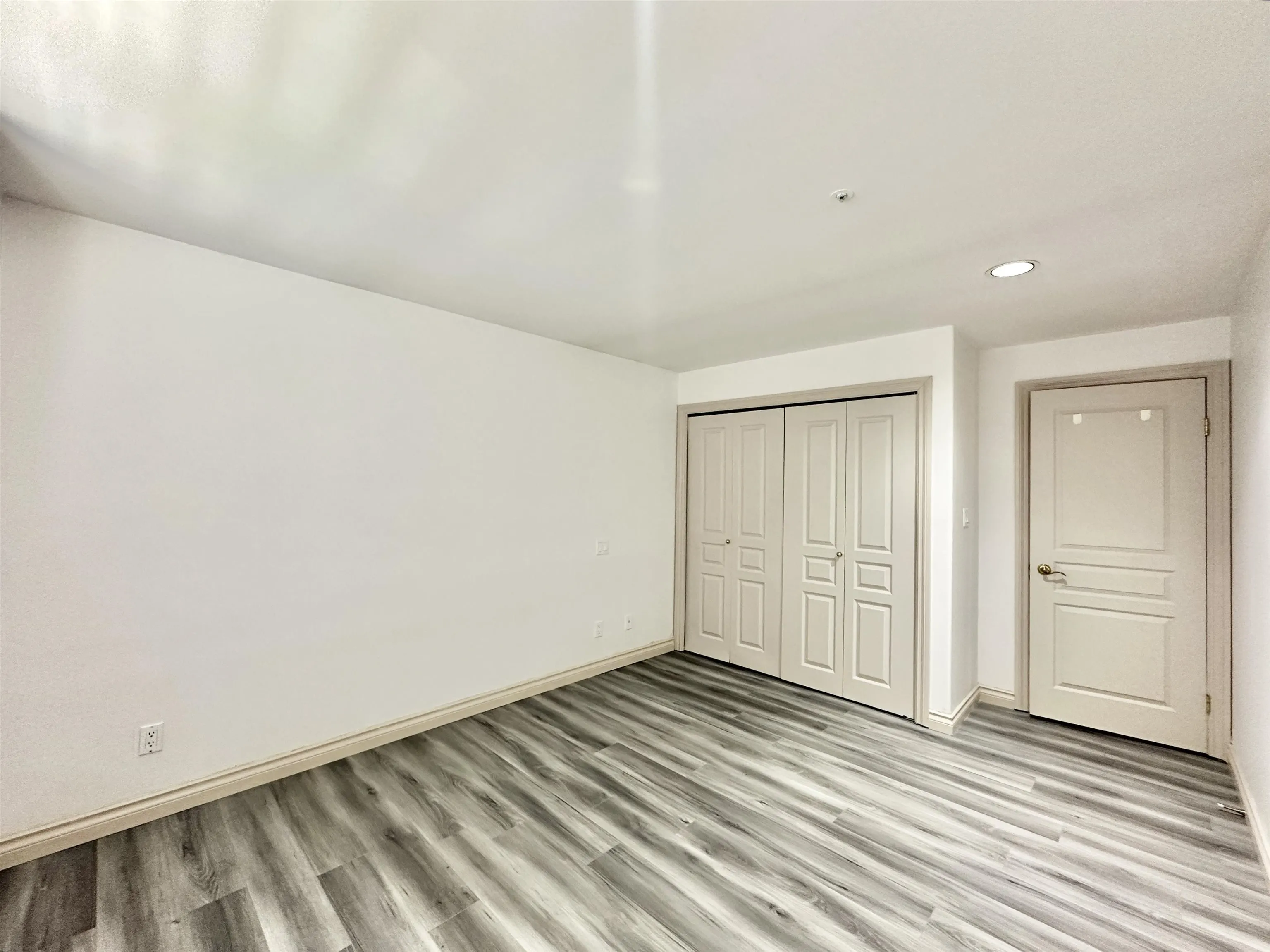 883 W 52 Avenue