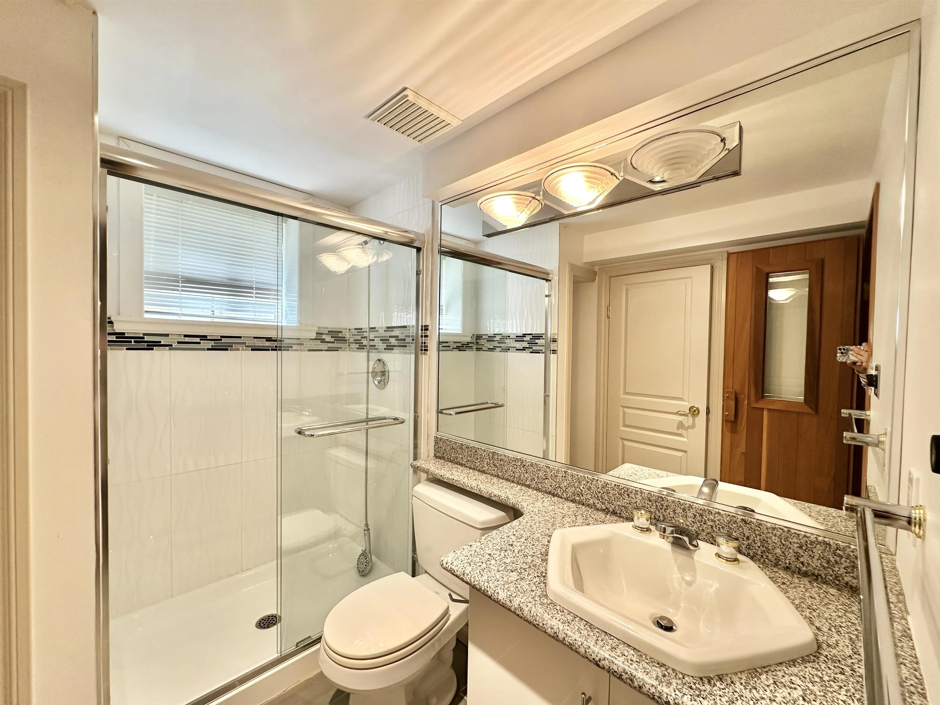883 W 52 Avenue