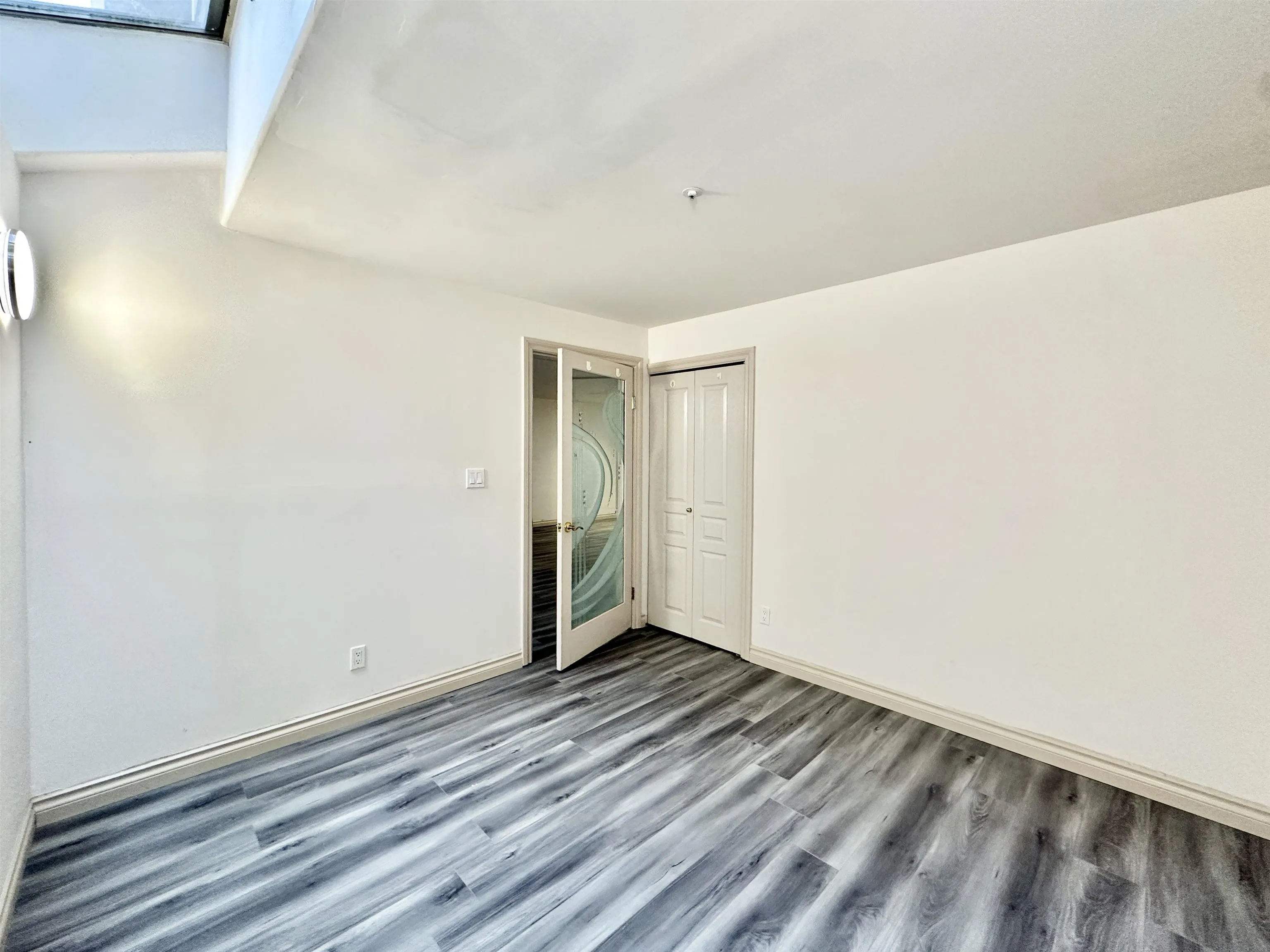 883 W 52 Avenue