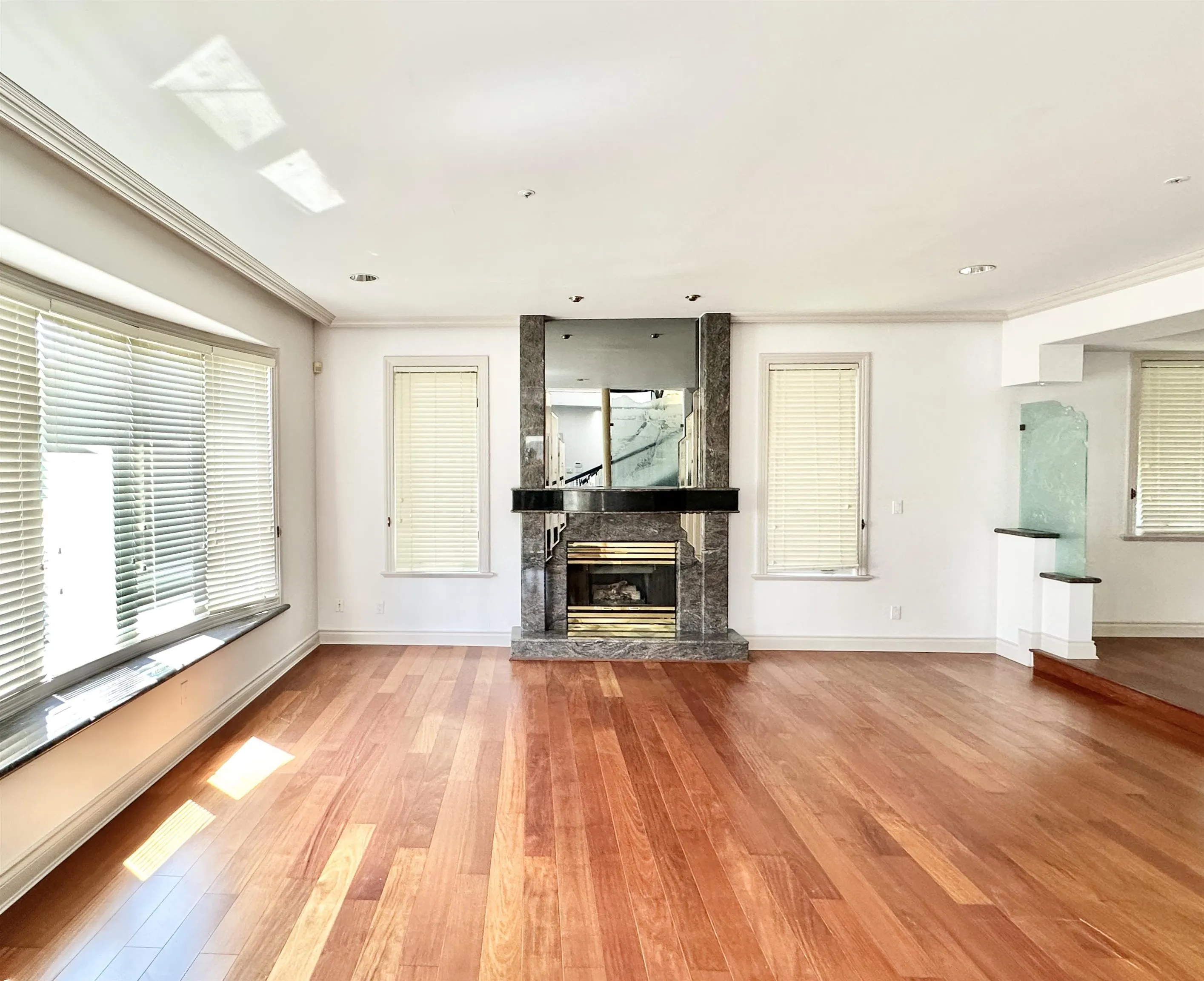 883 W 52 Avenue