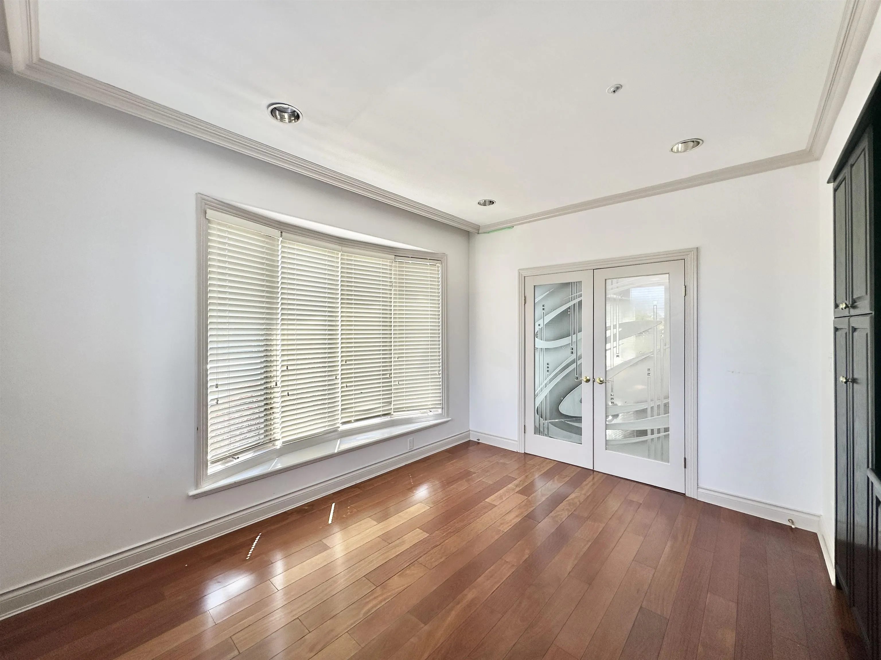 883 W 52 Avenue
