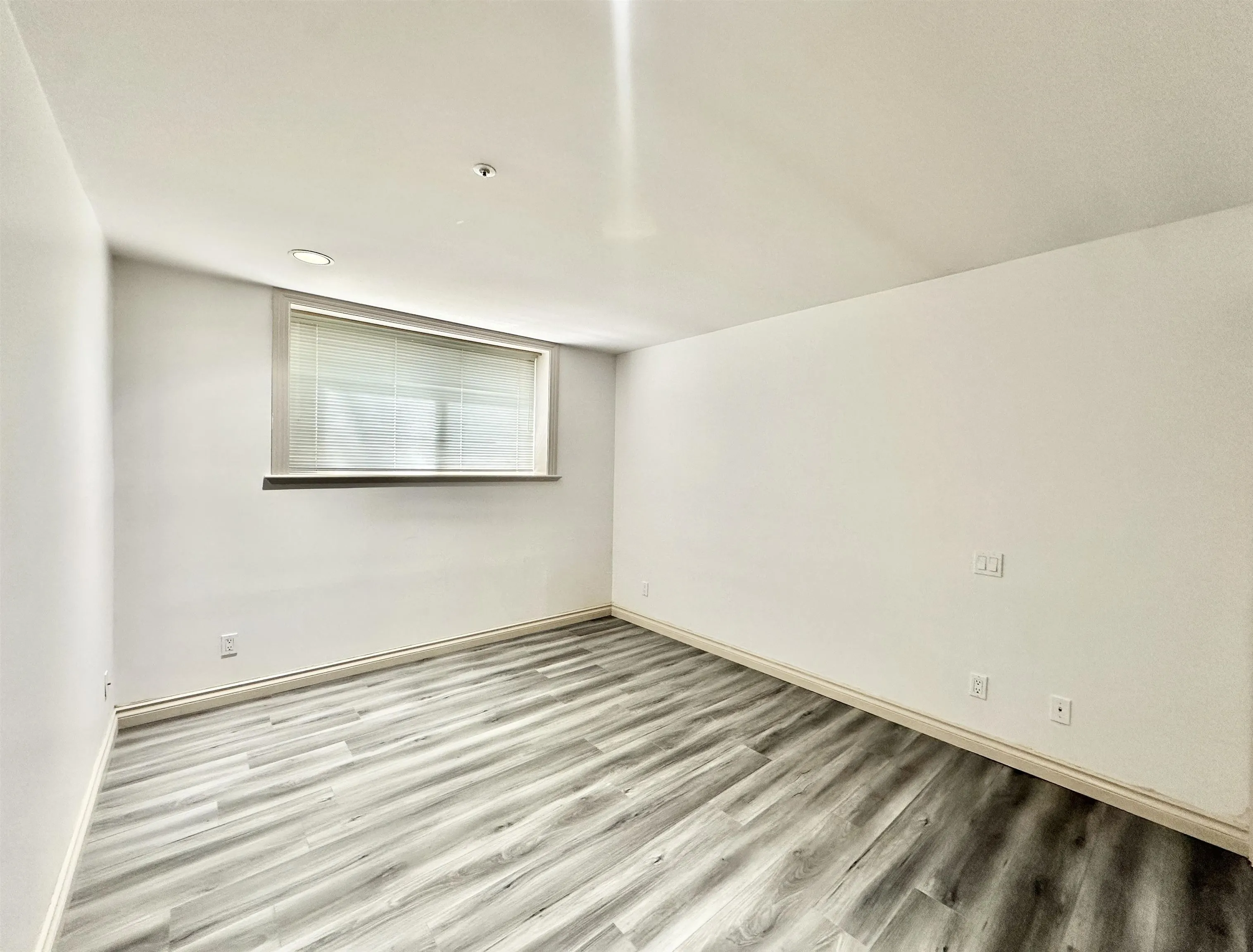 883 W 52 Avenue
