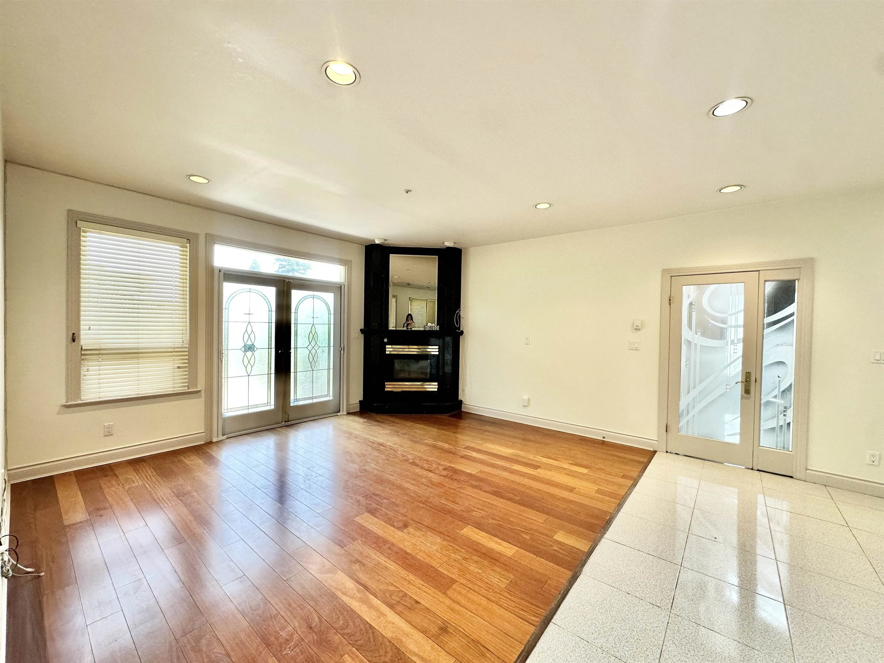 883 W 52 Avenue