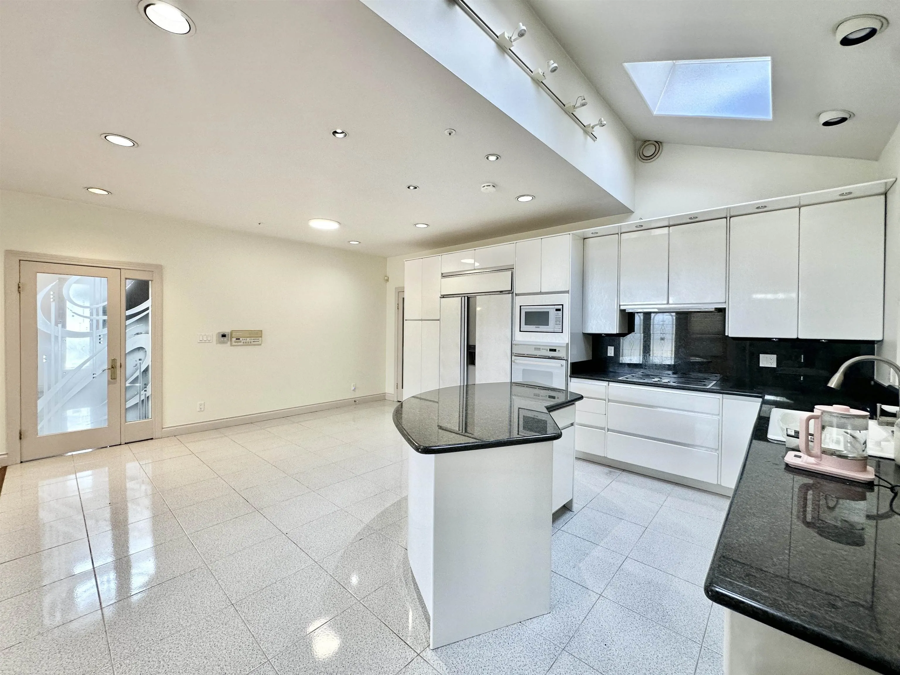 883 W 52 Avenue