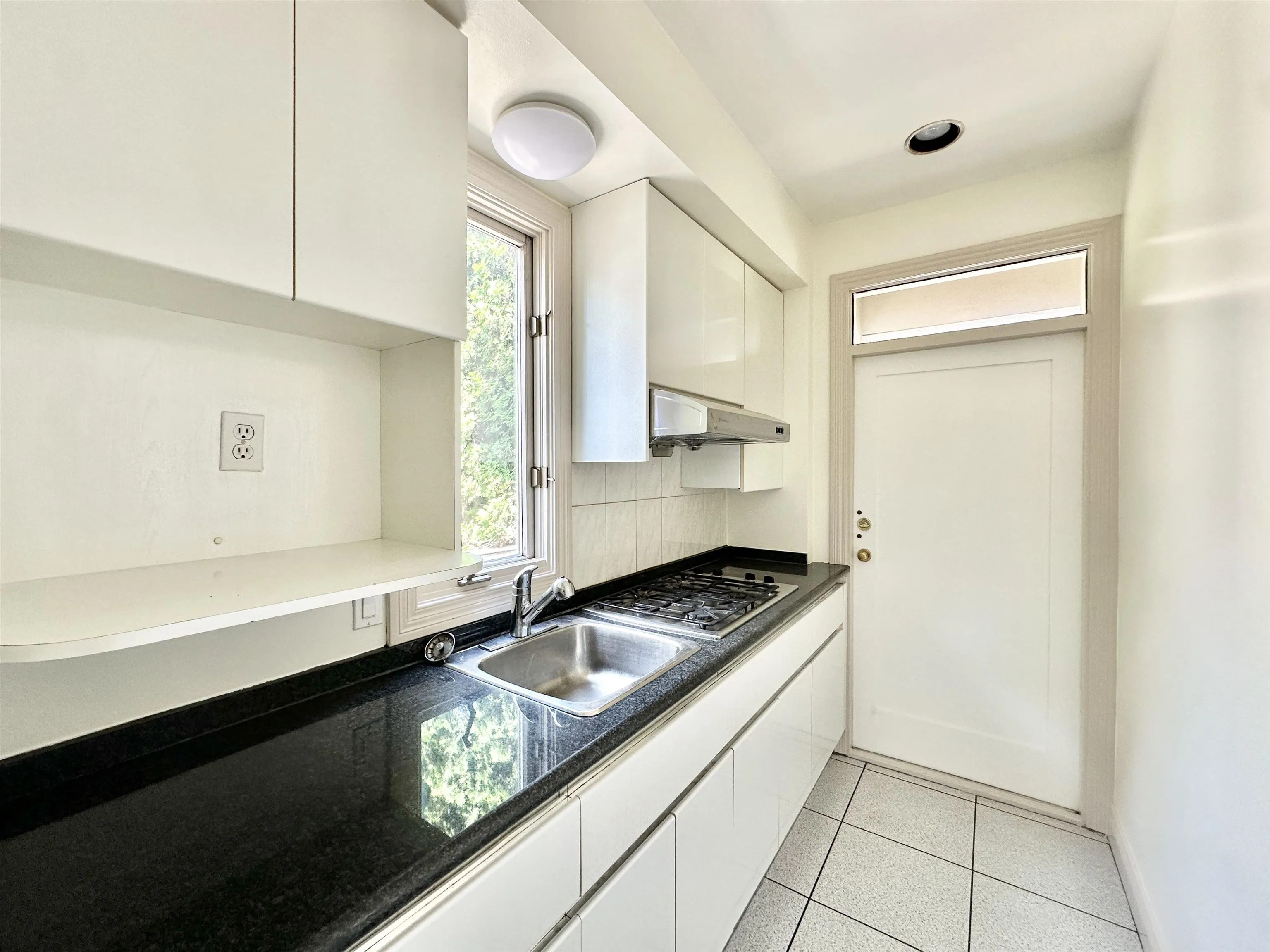 883 W 52 Avenue