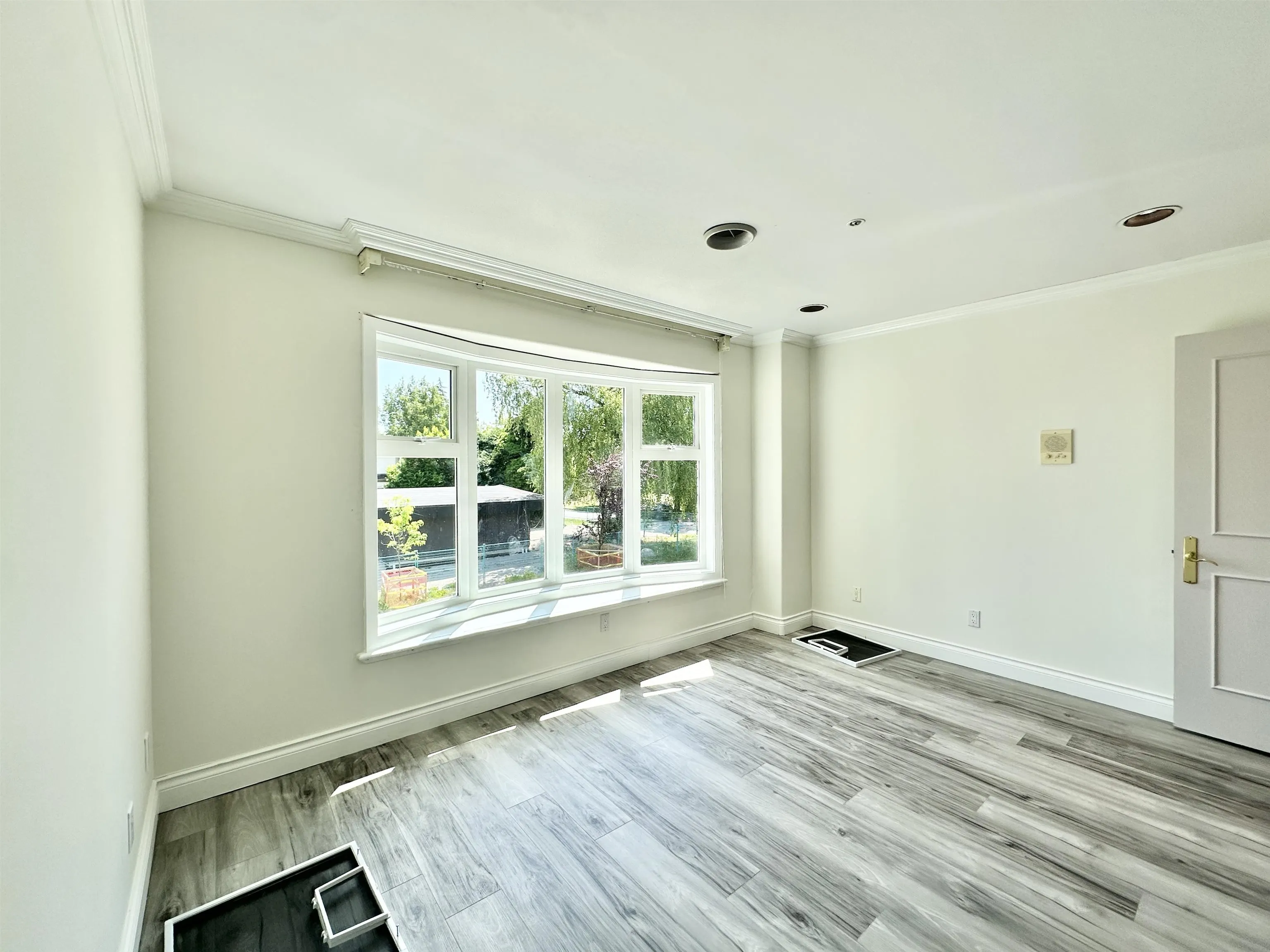 883 W 52 Avenue