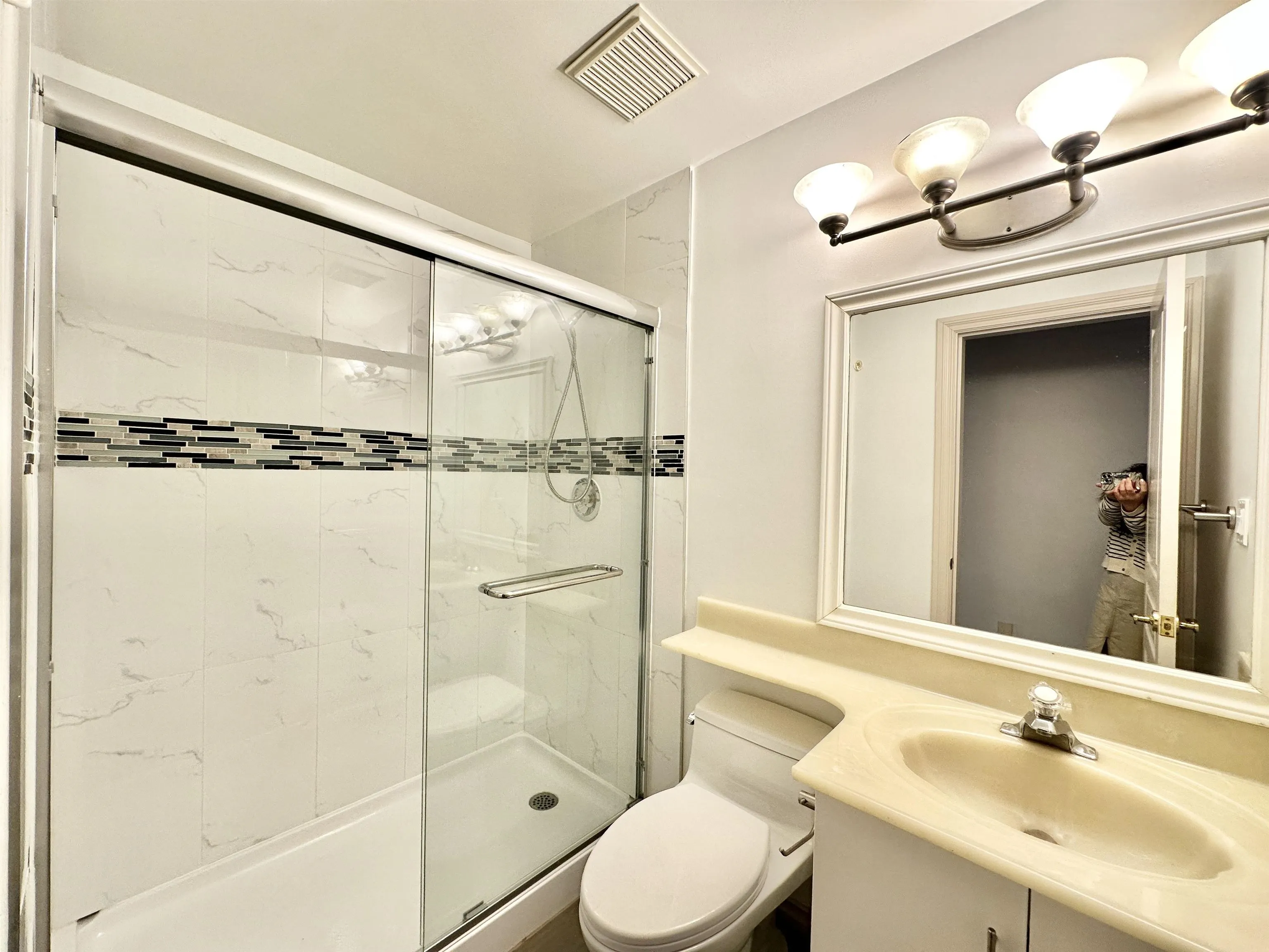 883 W 52 Avenue