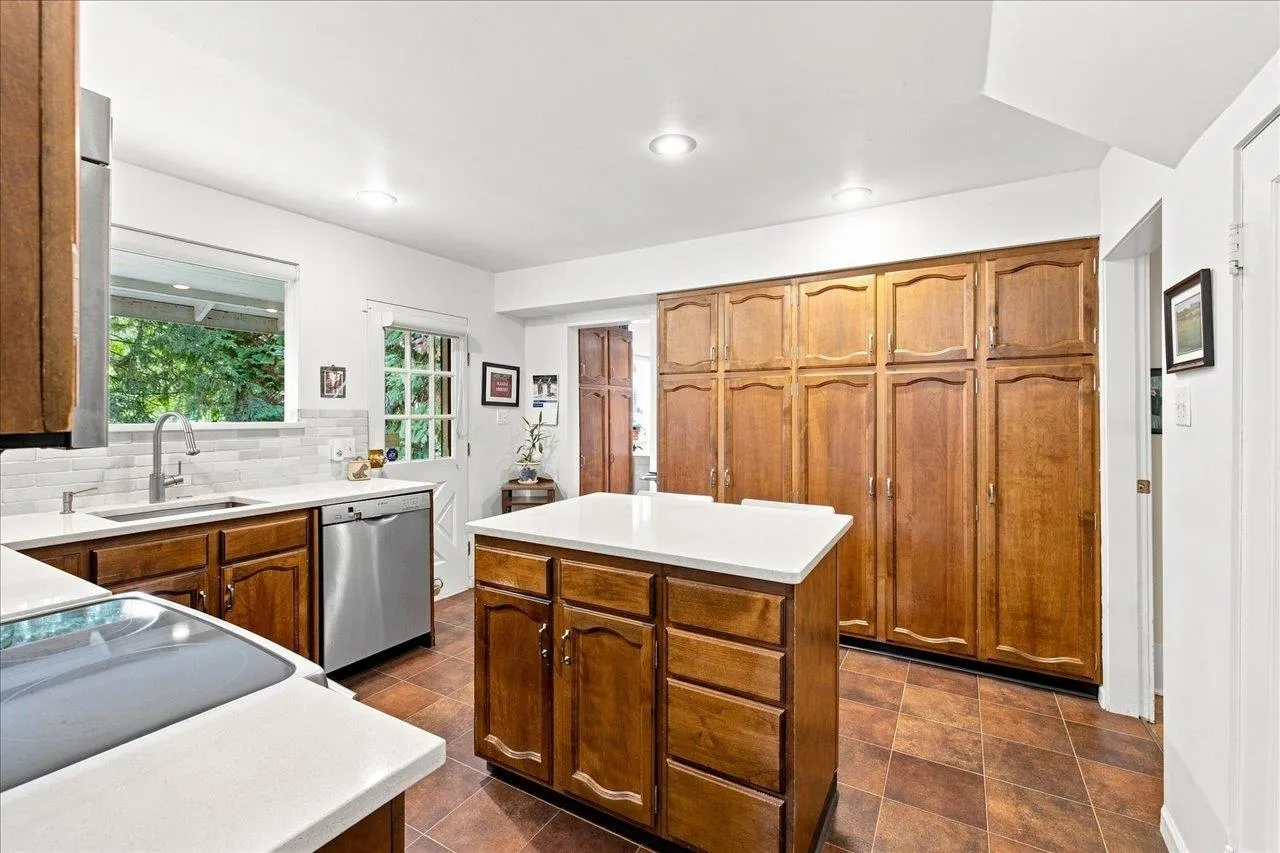 6048 Elm Street
