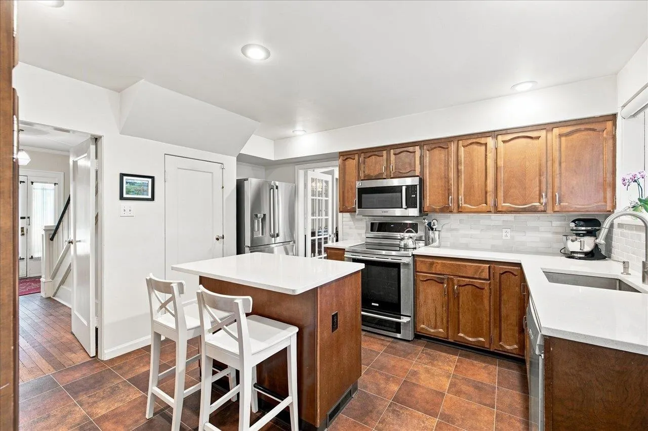 6048 Elm Street