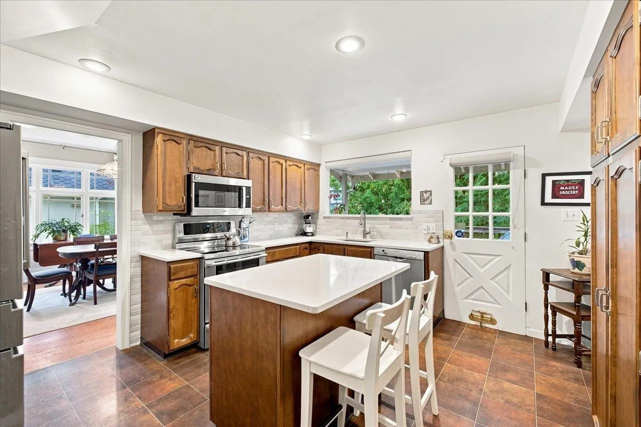 6048 Elm Street