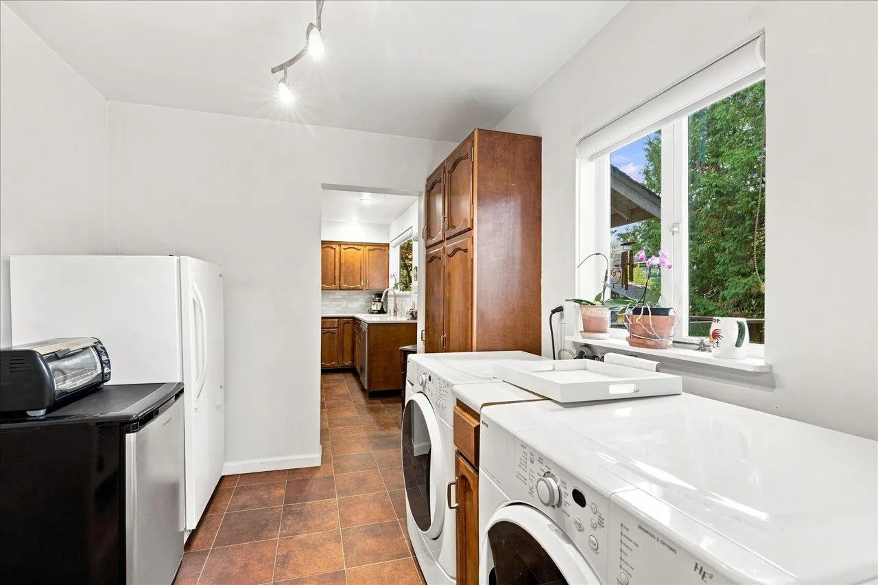 6048 Elm Street