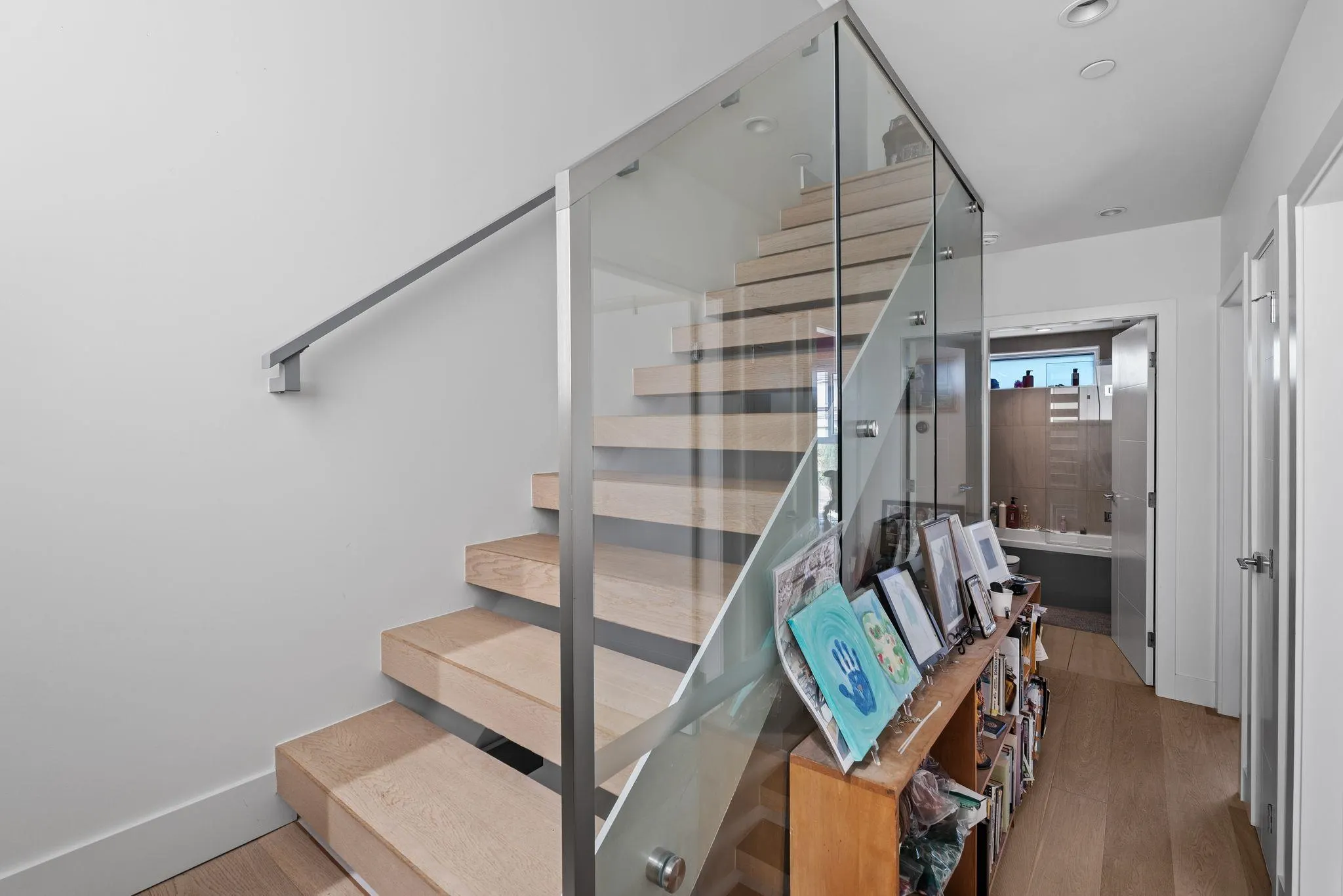 156 W Woodstock Avenue
