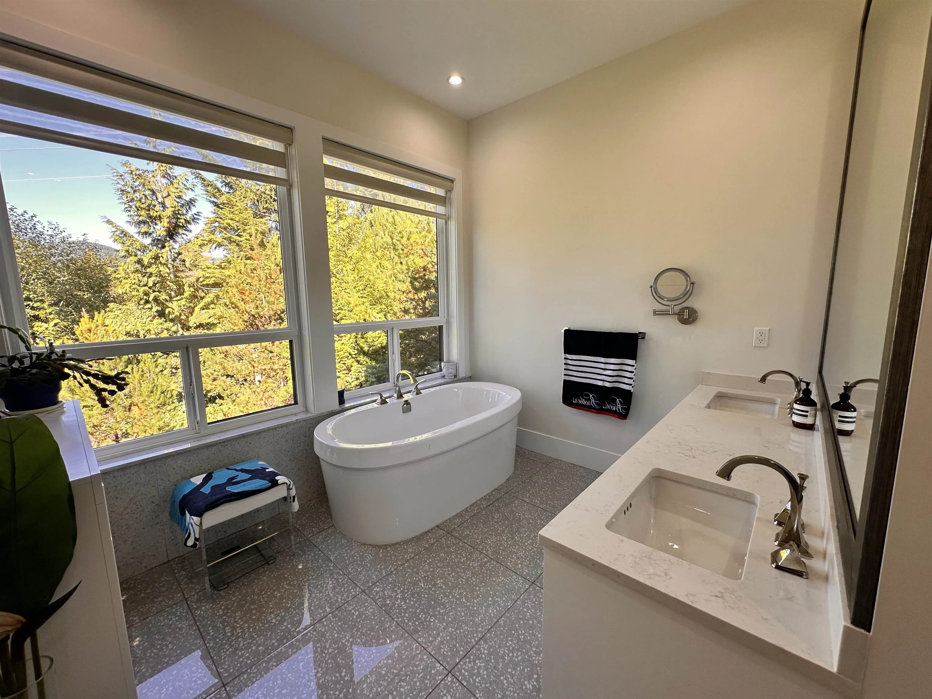 2425 Leggett Drive