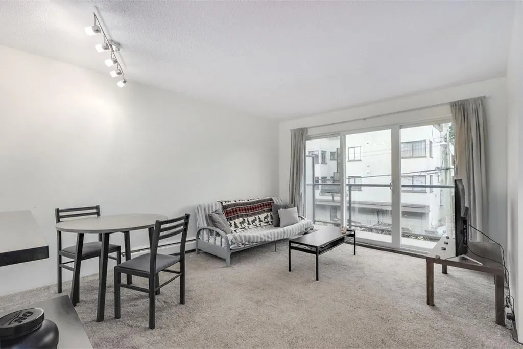 1450 Laburnum Street #207