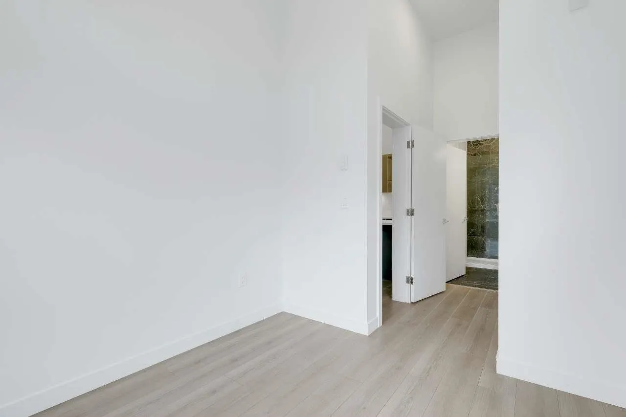 10777 138 Street #119