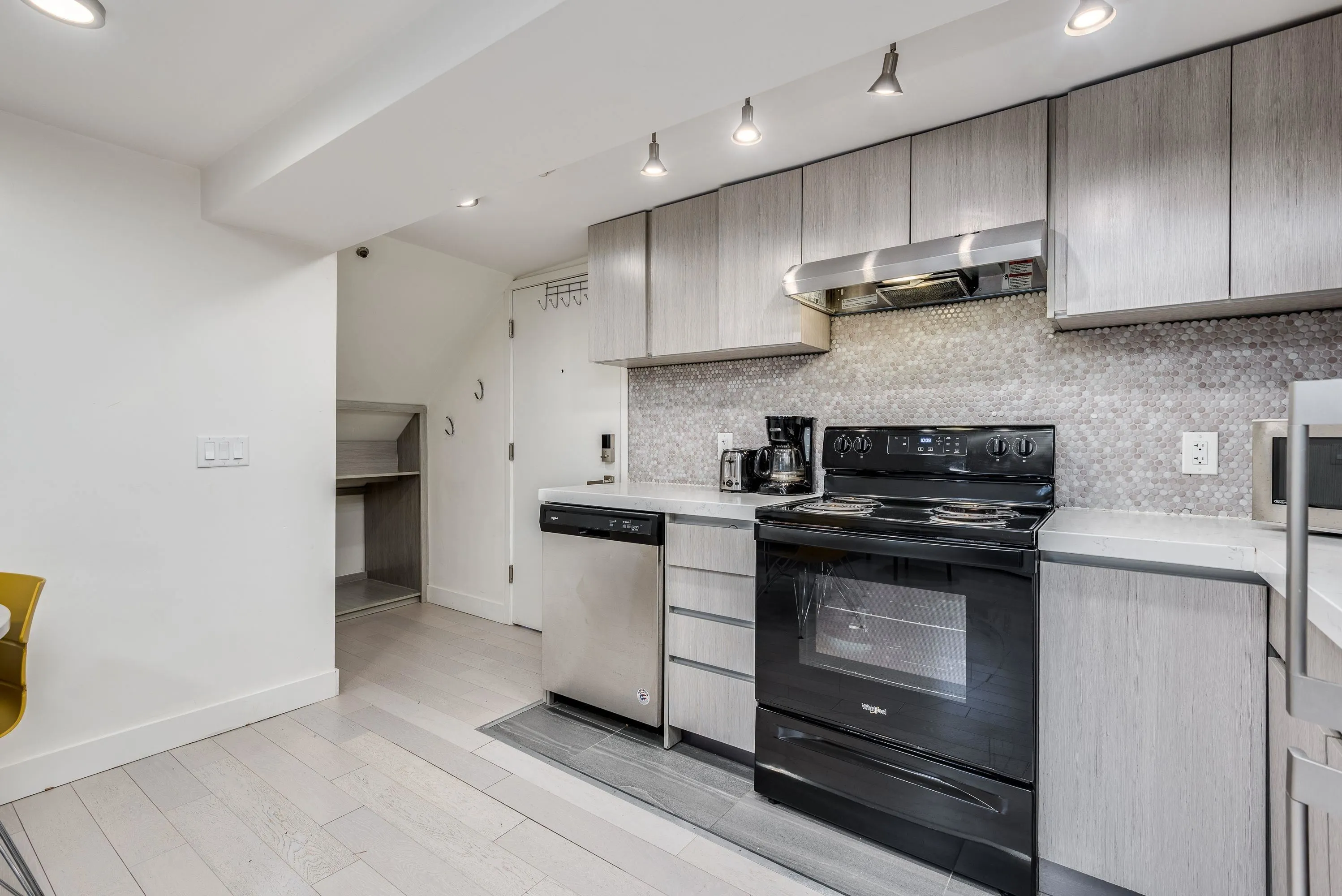 1425 Haro Street #003