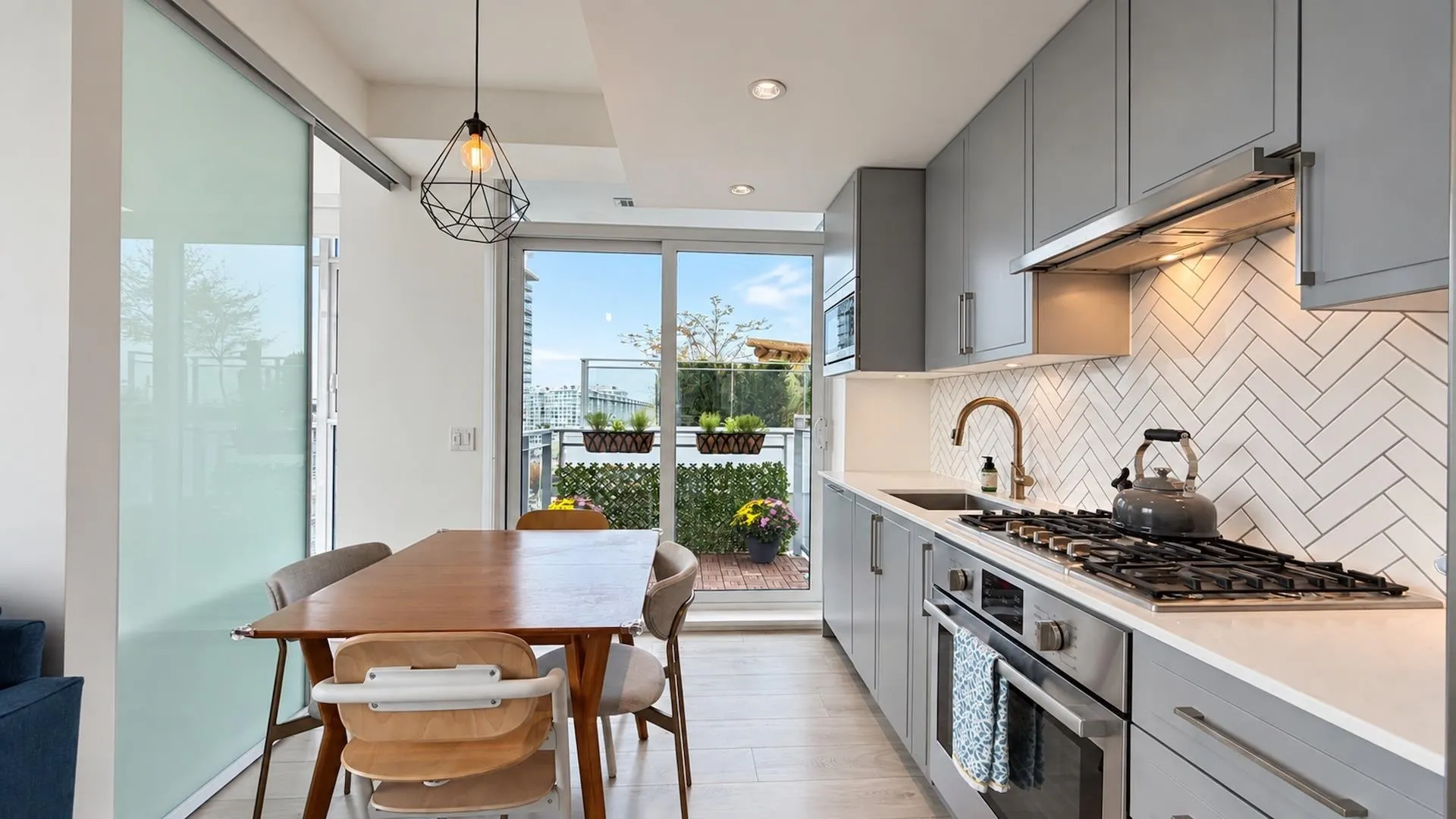 2435 Kingsway #706