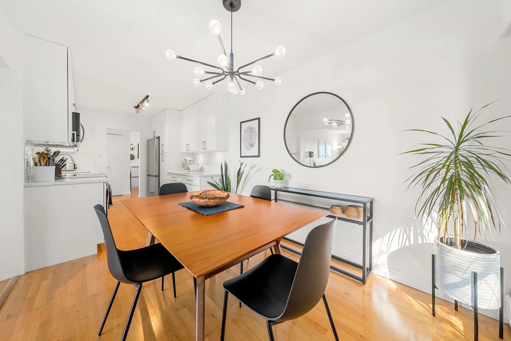 150 E 5th Street #204