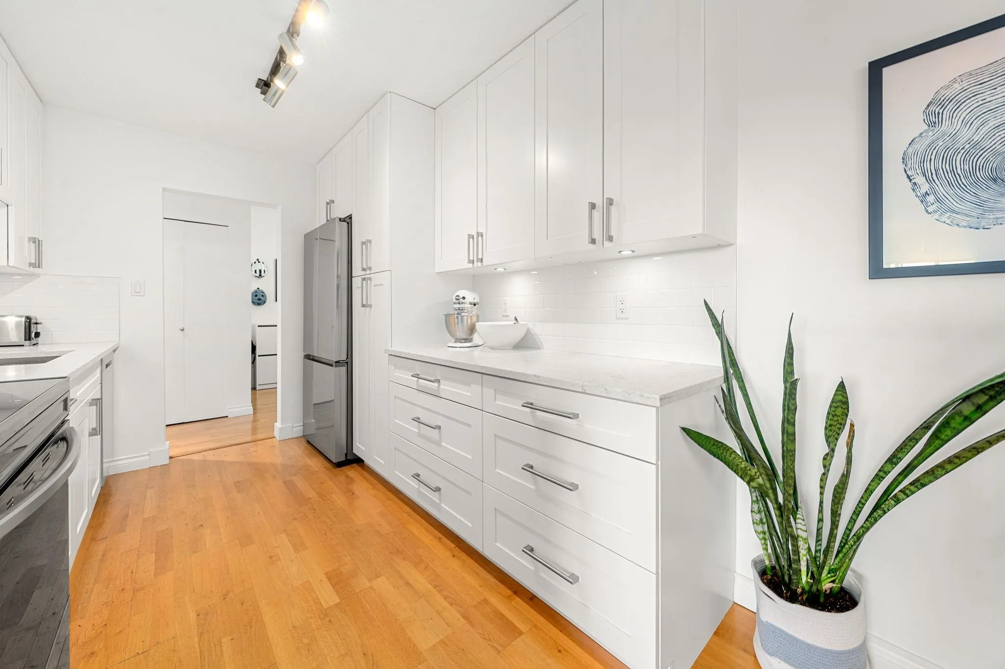 150 E 5th Street #204